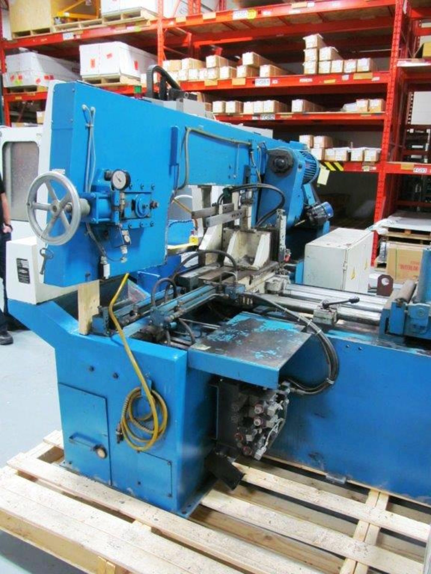 JAESPA AUTO FEED HORIZONTAL BAND SAW MODEL: W320AZ, S/N: 20475, C/W INFEED CONVEYOR, ELECTRICS: - Image 6 of 13