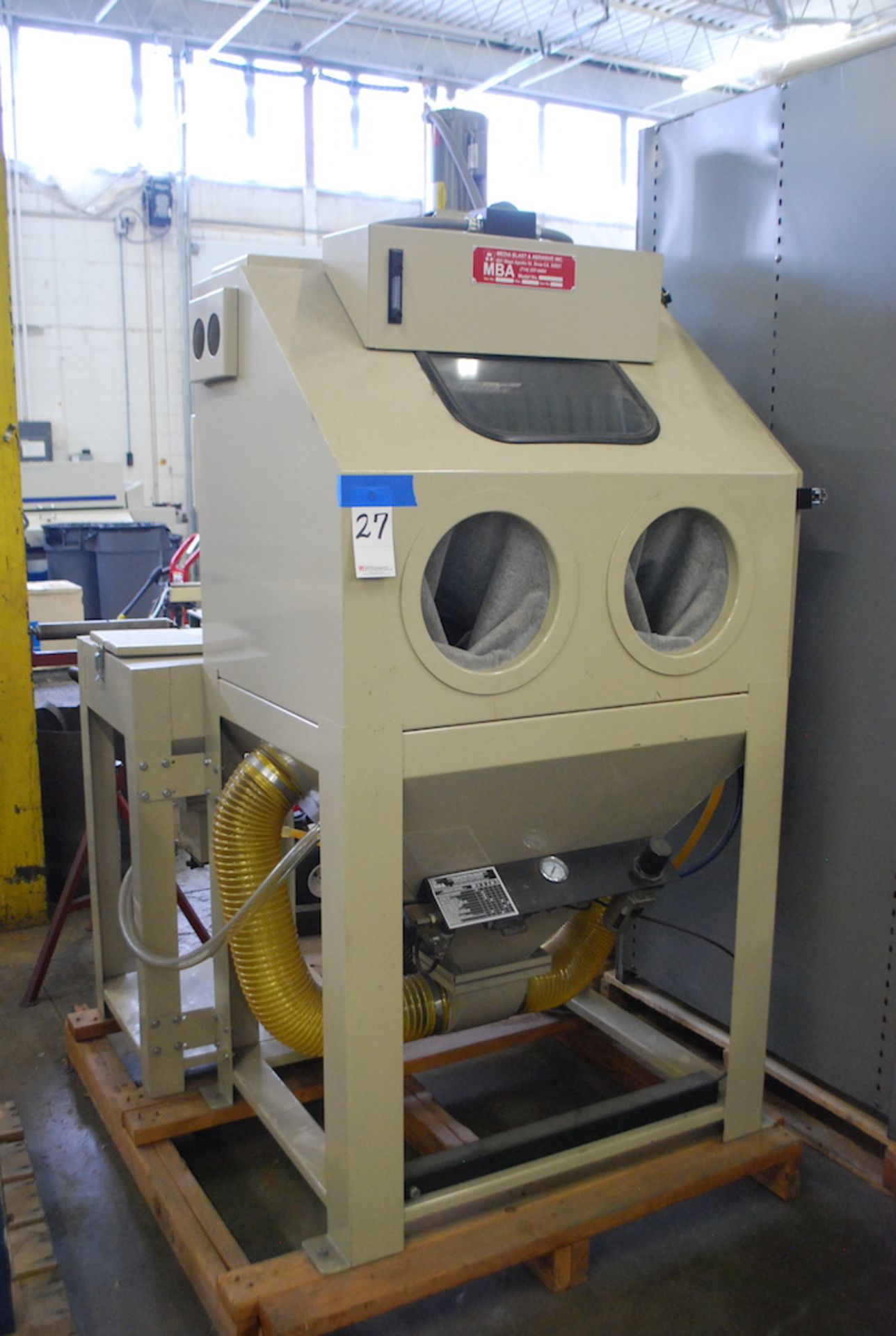 MEDIA BLAST & ABRASIVE INC. MODEL N-200 CYCLONE 3628 SAND BLAST PRODUCTION CABINET: S/N 3275203;