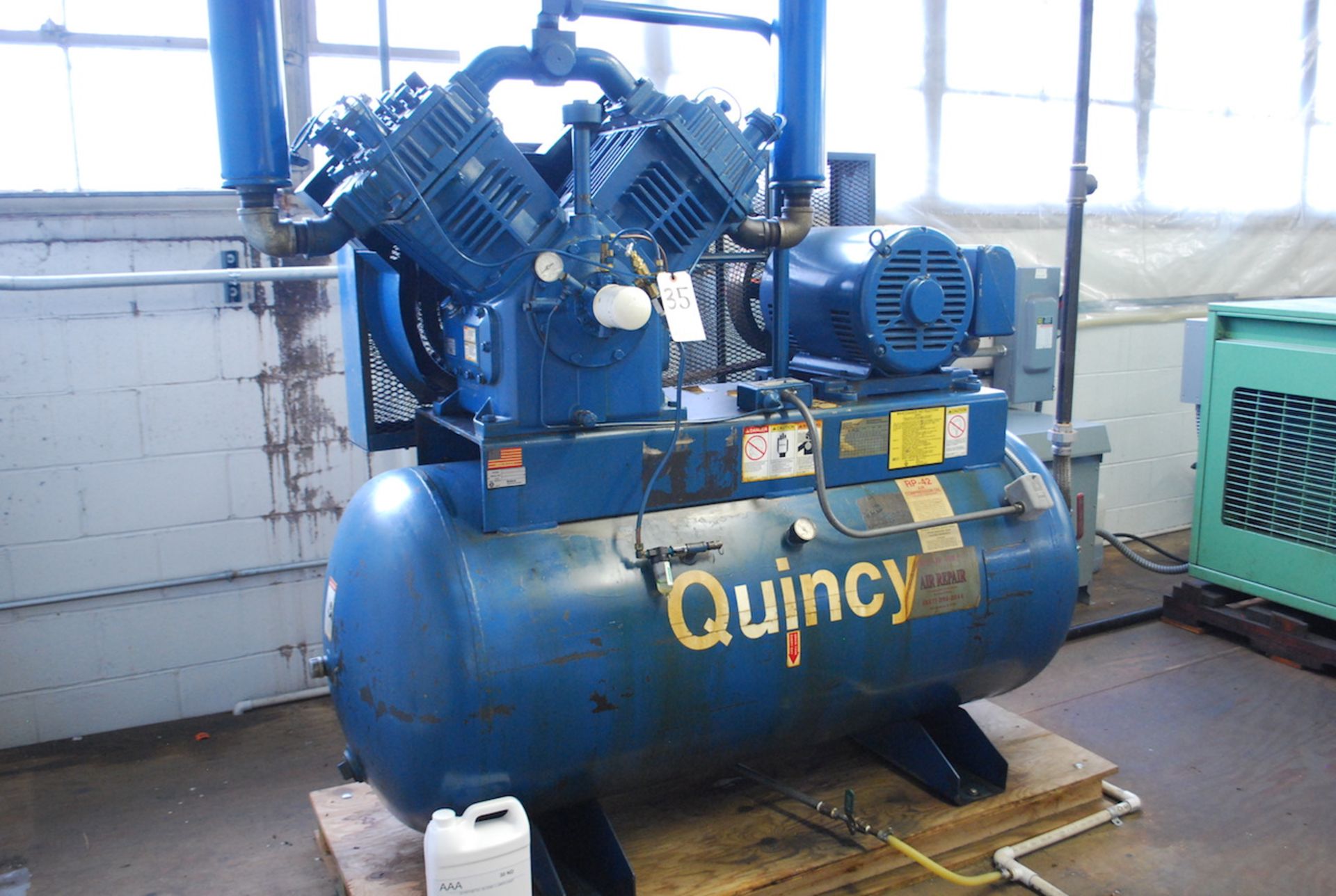 QUINCY 25HP MODEL Q5120 TANK MOUNTED HORIZONTAL RECIPROCATING AIR COMPRESSOR: S/N 5046240. - Image 2 of 3