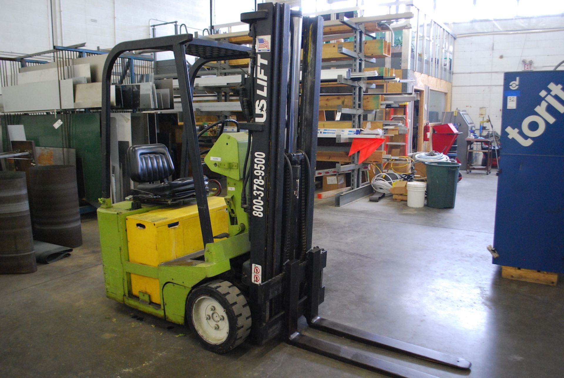 CLARK 2000LB. MODEL TW-25B ELECTRIC FORKLIFT TRUCK: S/N TW125-427-2301 063; 3-STAGE MAST; 41-1/2” - Image 2 of 8