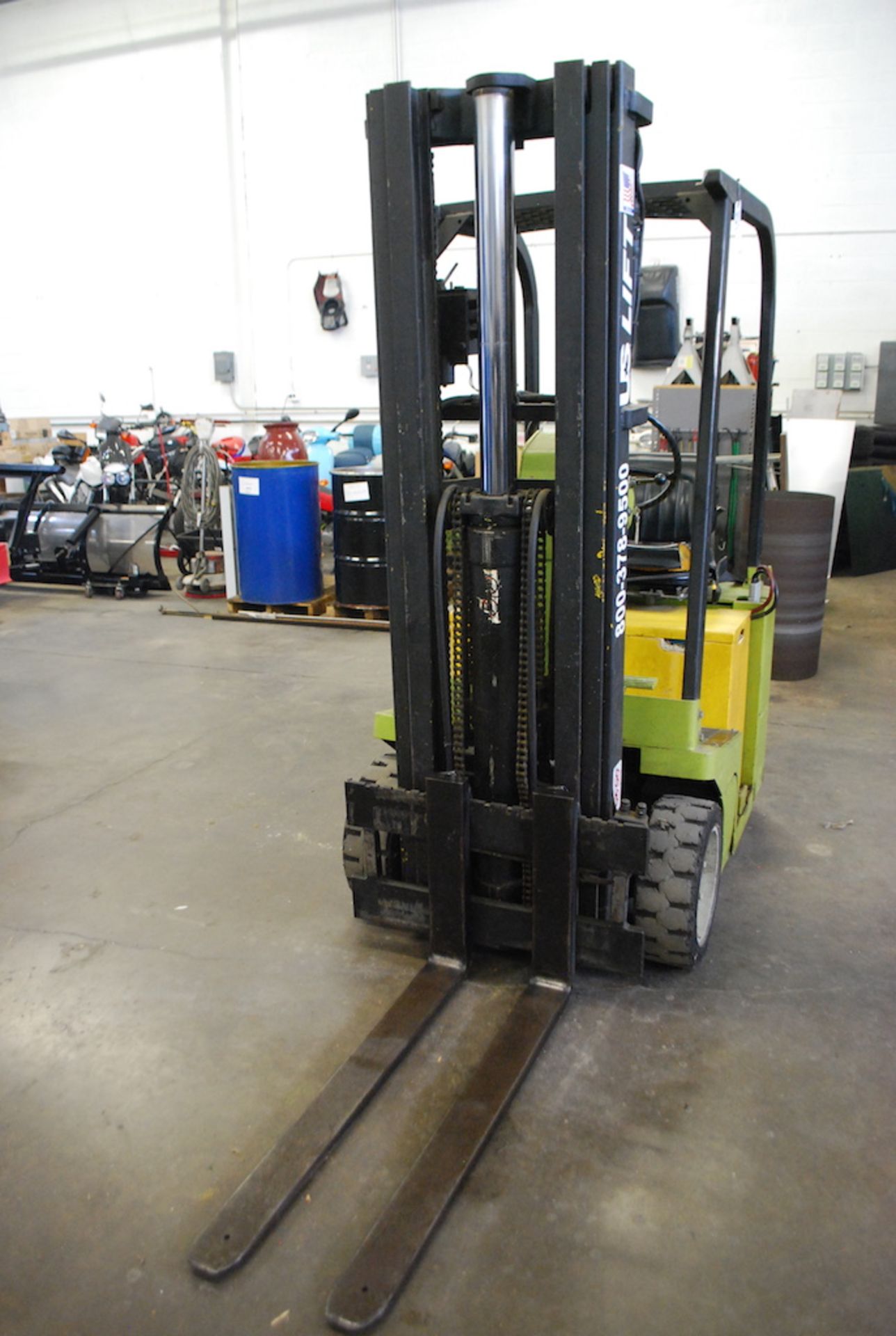 CLARK 2000LB. MODEL TW-25B ELECTRIC FORKLIFT TRUCK: S/N TW125-427-2301 063; 3-STAGE MAST; 41-1/2” - Image 3 of 8