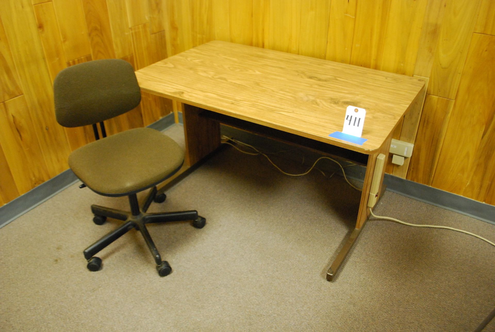 LOT: COMPUTER DESK W/CHAIR