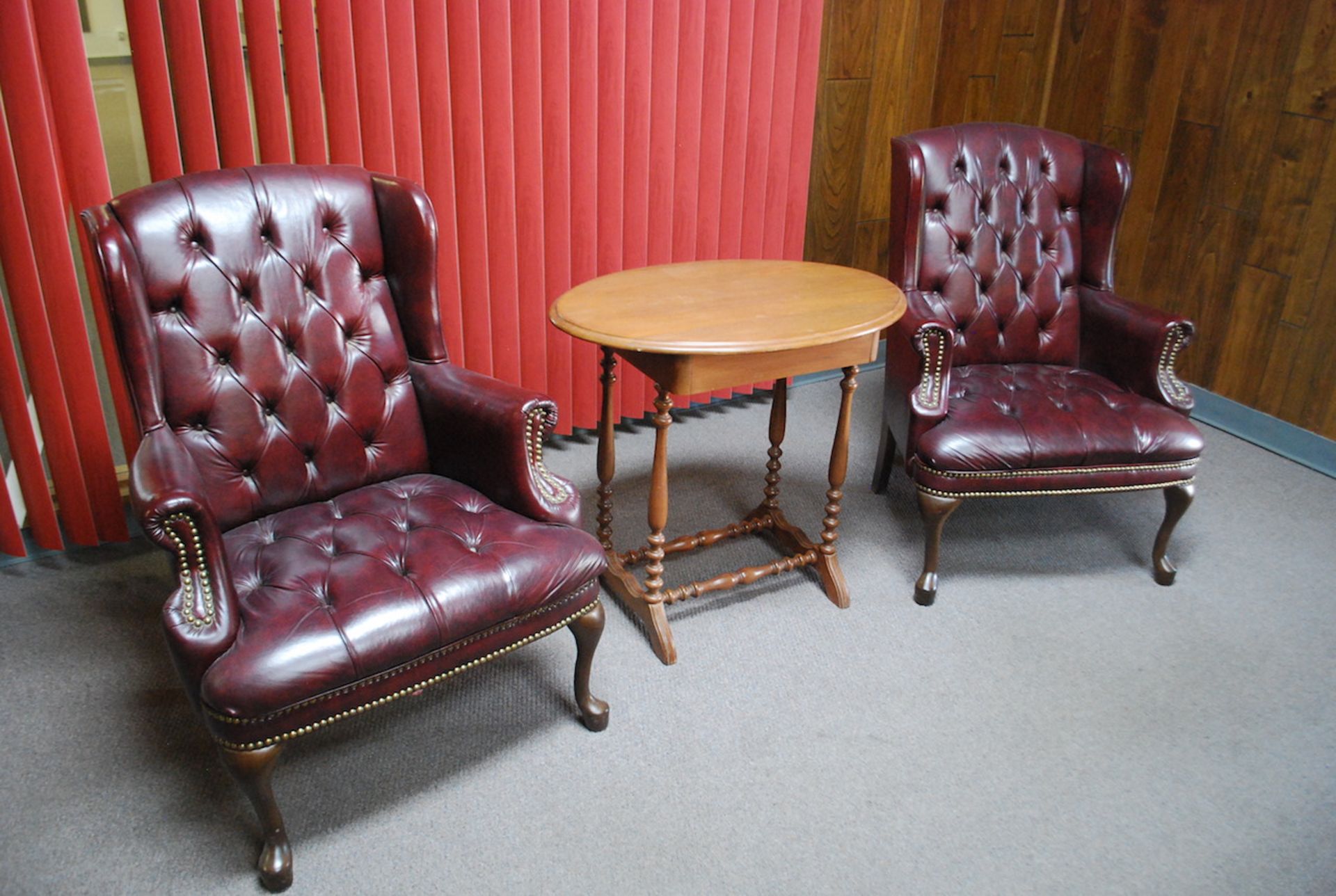 LOT: 45" X 86" EXECUTIVE DESK; CREDENZA; EXECUTIVE CHAIR & (2) SIDE CHAIRS W/TABLE - Image 4 of 5