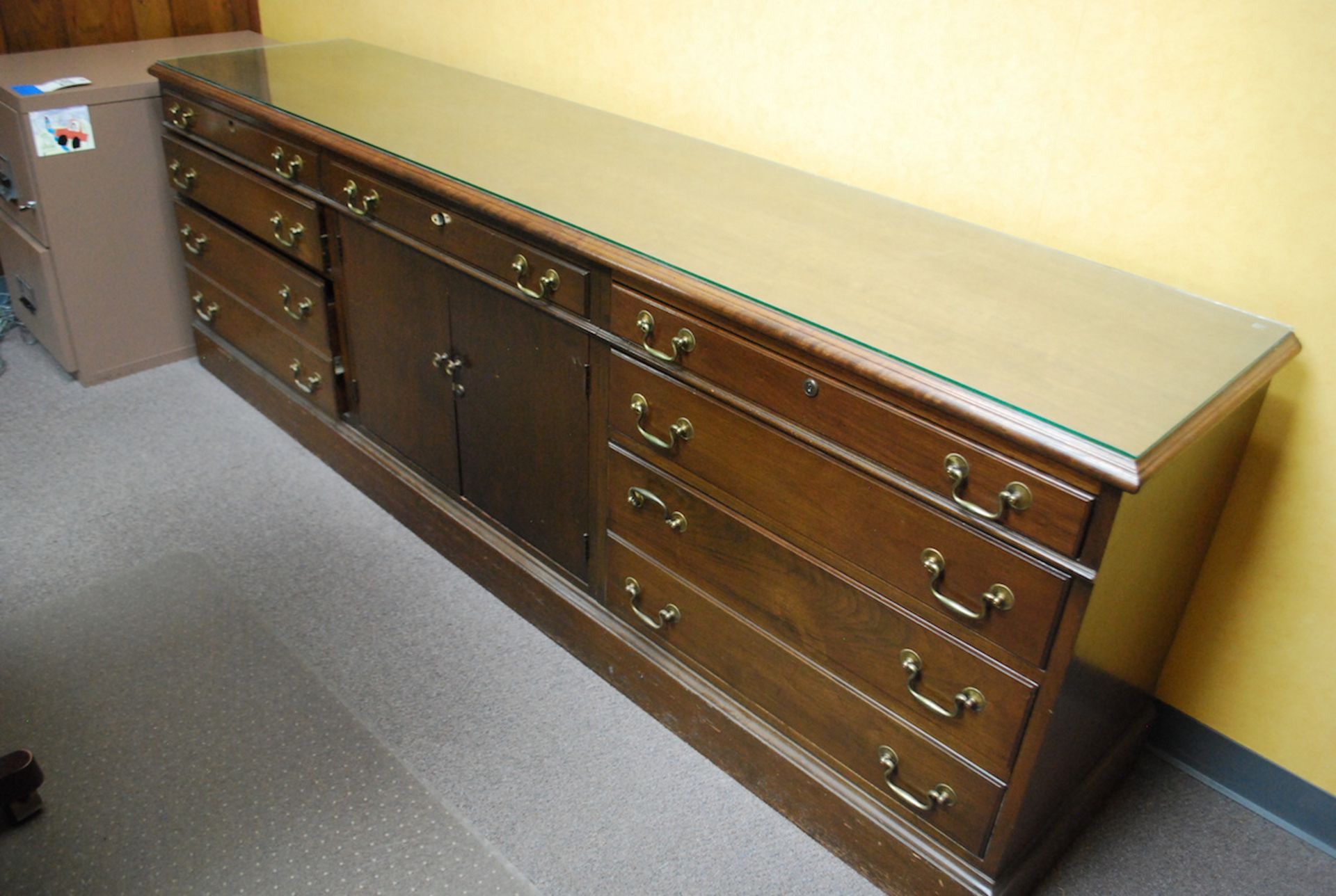 LOT: 45" X 86" EXECUTIVE DESK; CREDENZA; EXECUTIVE CHAIR & (2) SIDE CHAIRS W/TABLE - Image 3 of 5