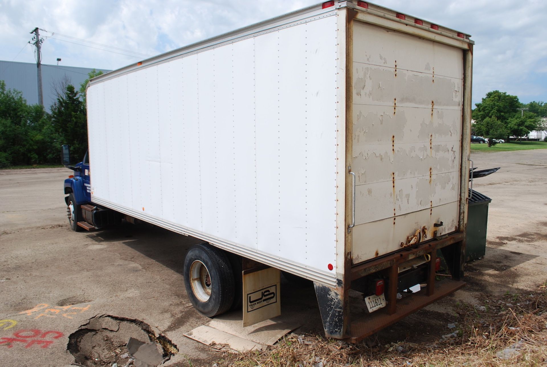 2004 GMC MODEL C7500 SINGLE AXLE BOX BODY TRUCK: VIN NO. 1GDJ7C1E24F504253; - Image 6 of 7