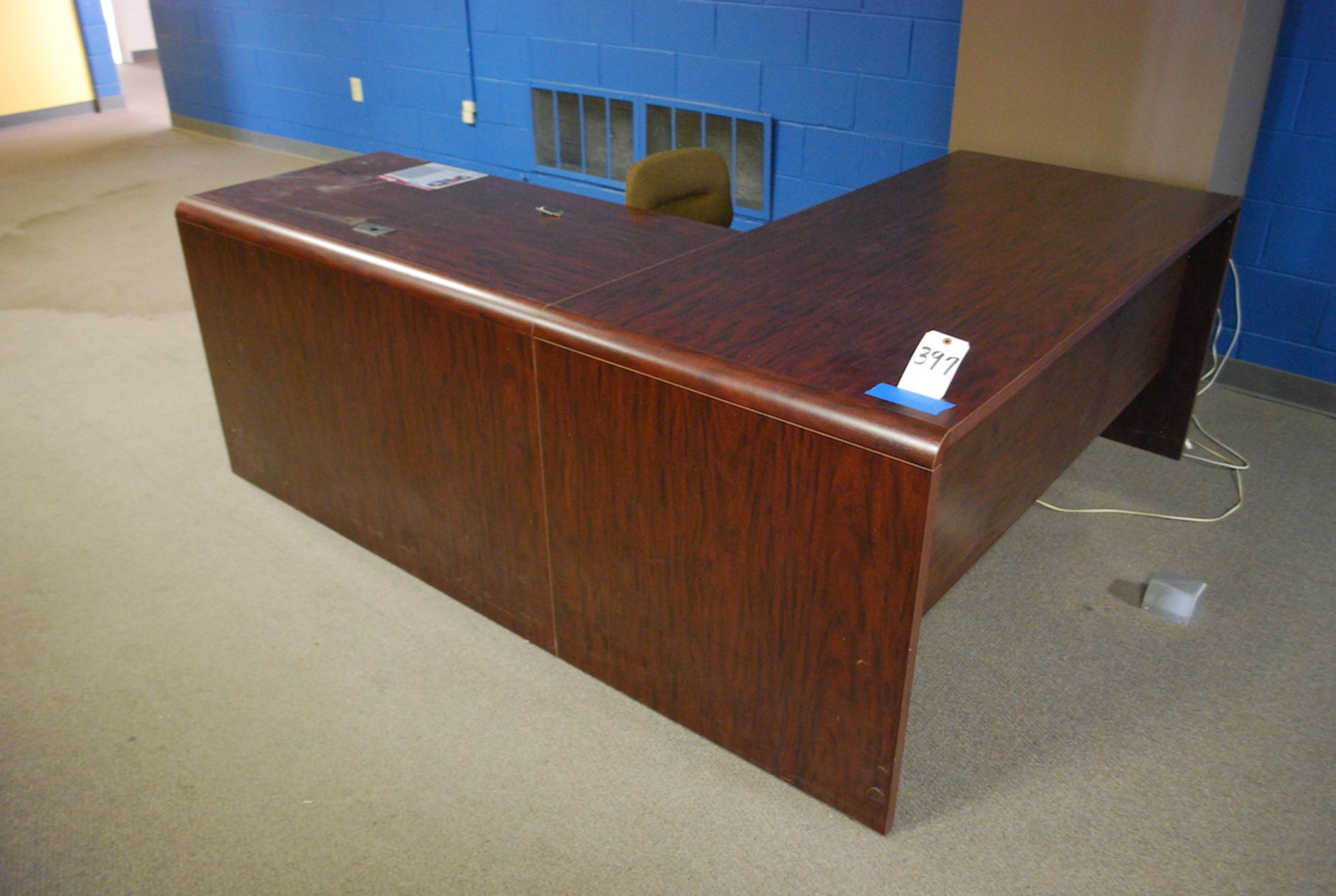 LOT: L-SHAPED DESK W/FILE CABINET & CHAIR