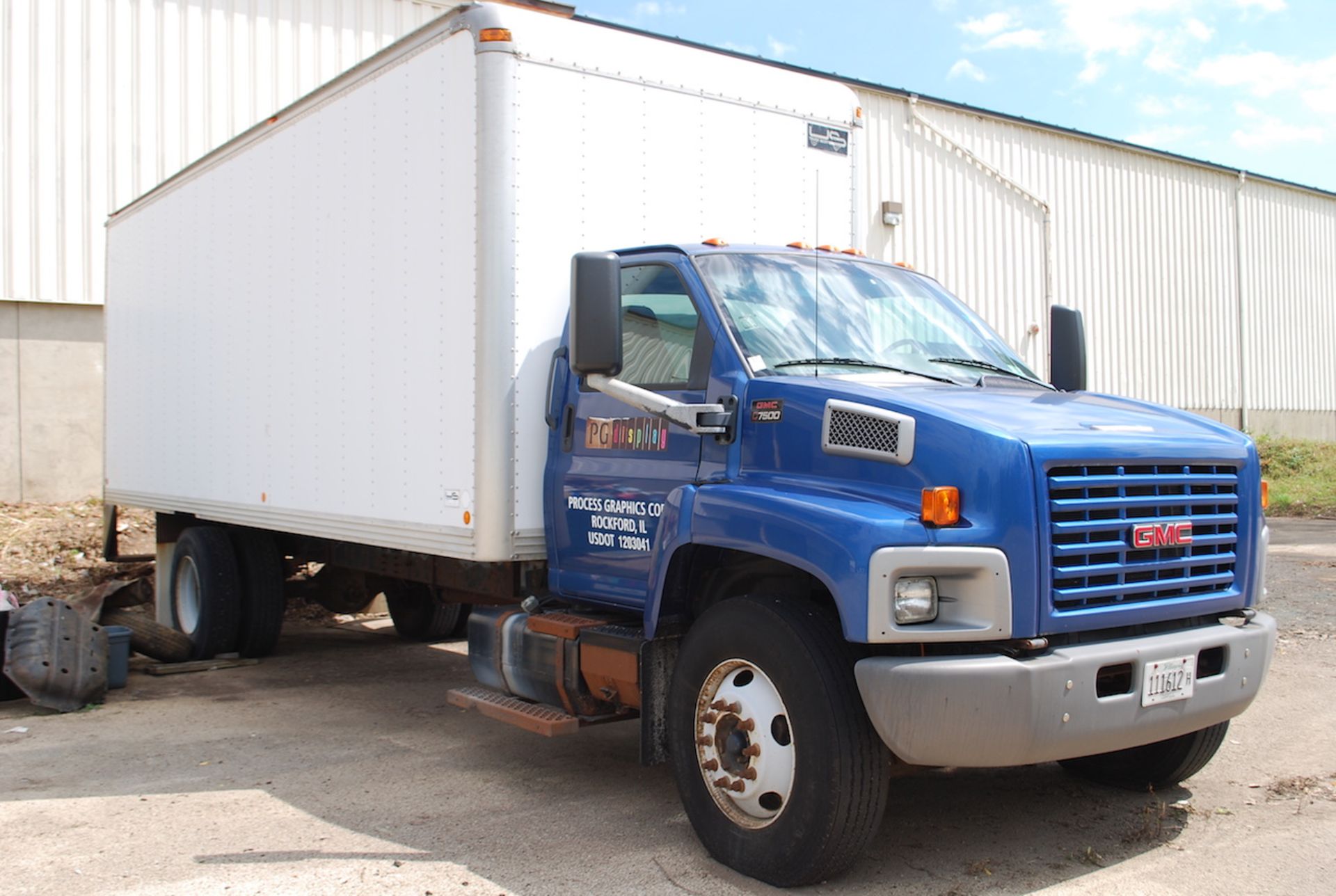 2004 GMC MODEL C7500 SINGLE AXLE BOX BODY TRUCK: VIN NO. 1GDJ7C1E24F504253; - Image 2 of 7