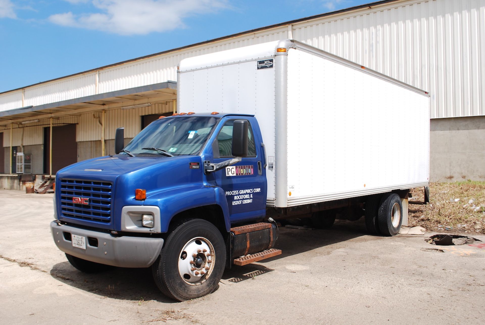 2004 GMC MODEL C7500 SINGLE AXLE BOX BODY TRUCK: VIN NO. 1GDJ7C1E24F504253;