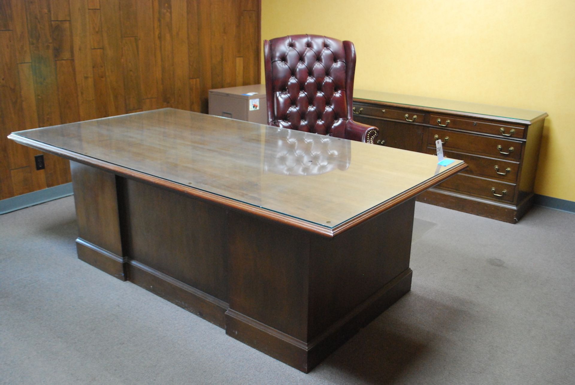 LOT: 45" X 86" EXECUTIVE DESK; CREDENZA; EXECUTIVE CHAIR & (2) SIDE CHAIRS W/TABLE