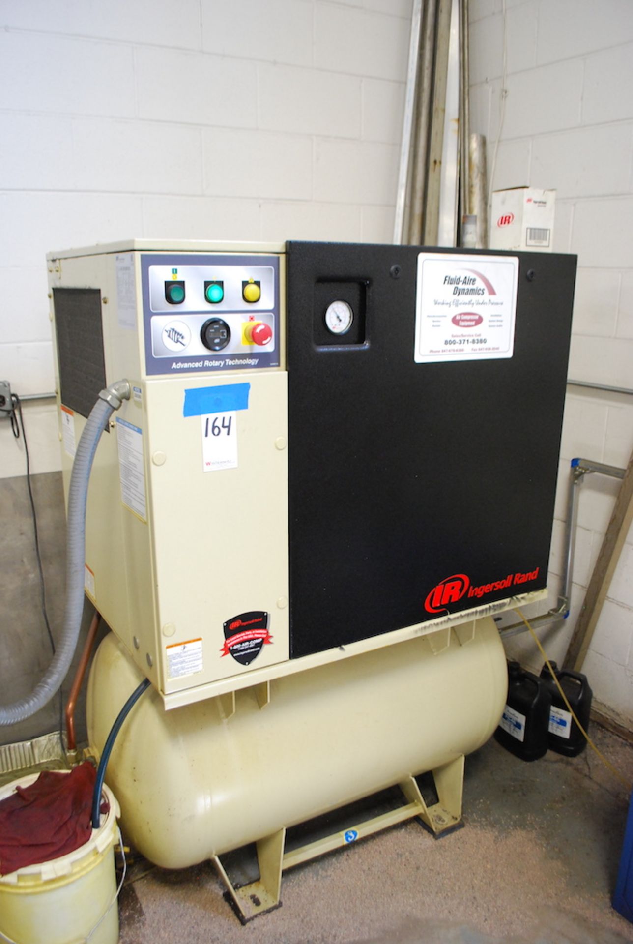 INGERSOLL RAND 15 HP MODEL UP6-15C-125 TANK MOUNTED SCREW TYPE AIR COMPRESSOR: S/N UQ1355U09293 (