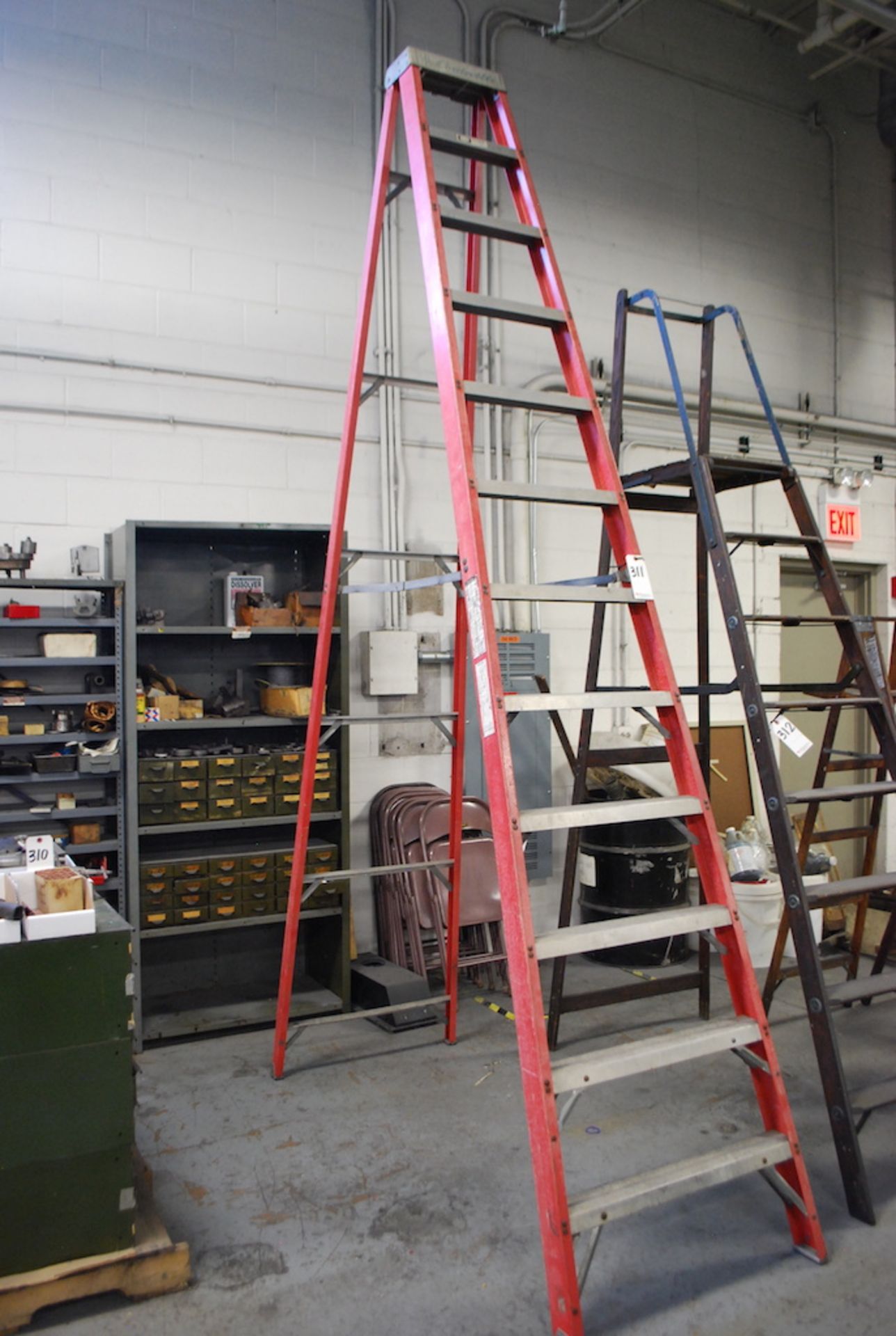 FIBERGLASS STEP LADDER