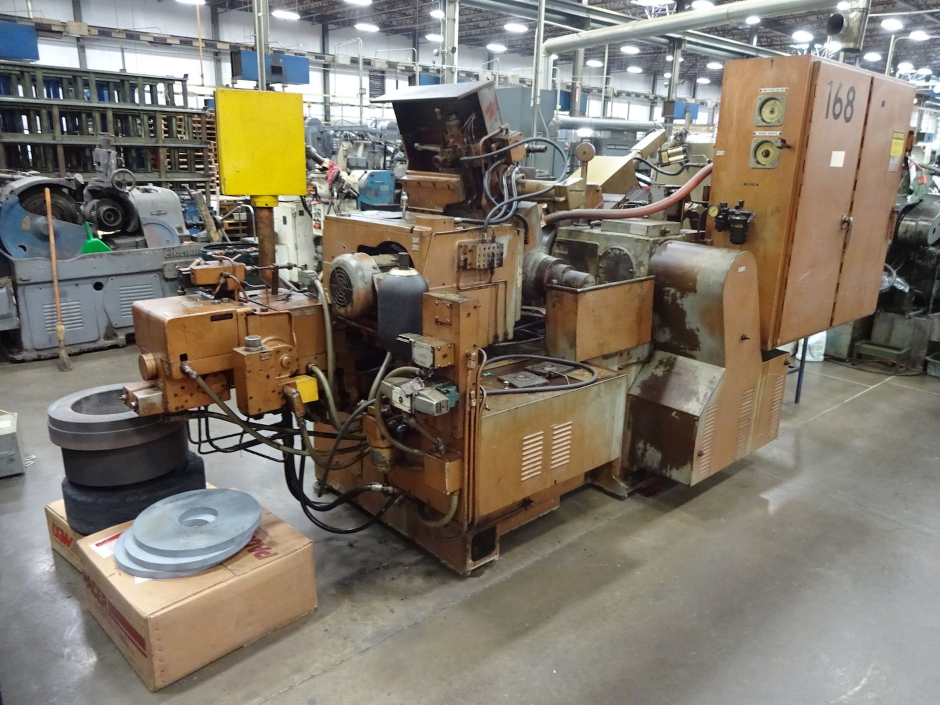 CINCINNATI-MILACRON MODEL 220-8 CENTERLESS GRINDER - Image 4 of 17