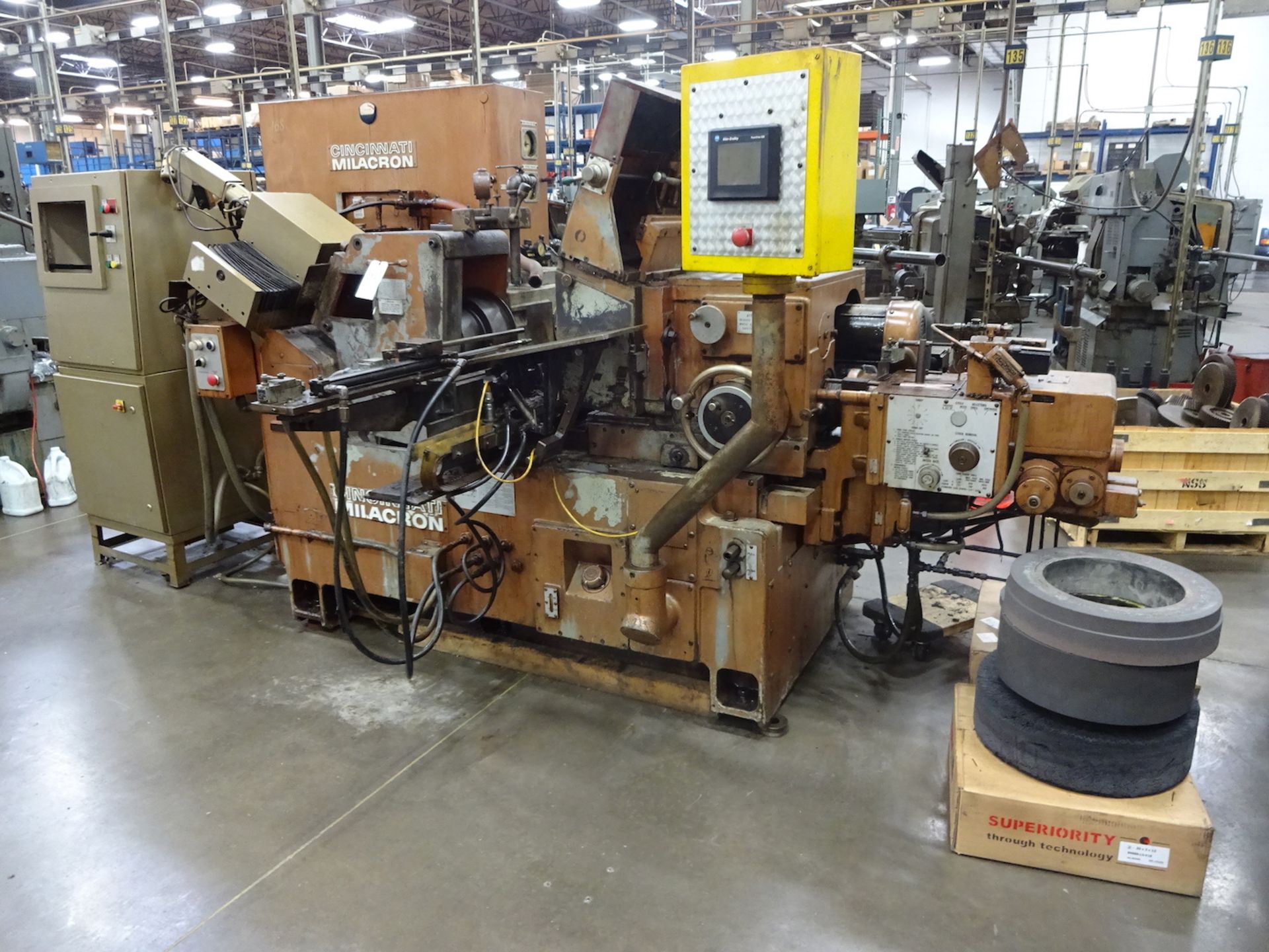 CINCINNATI-MILACRON MODEL 220-8 CENTERLESS GRINDER