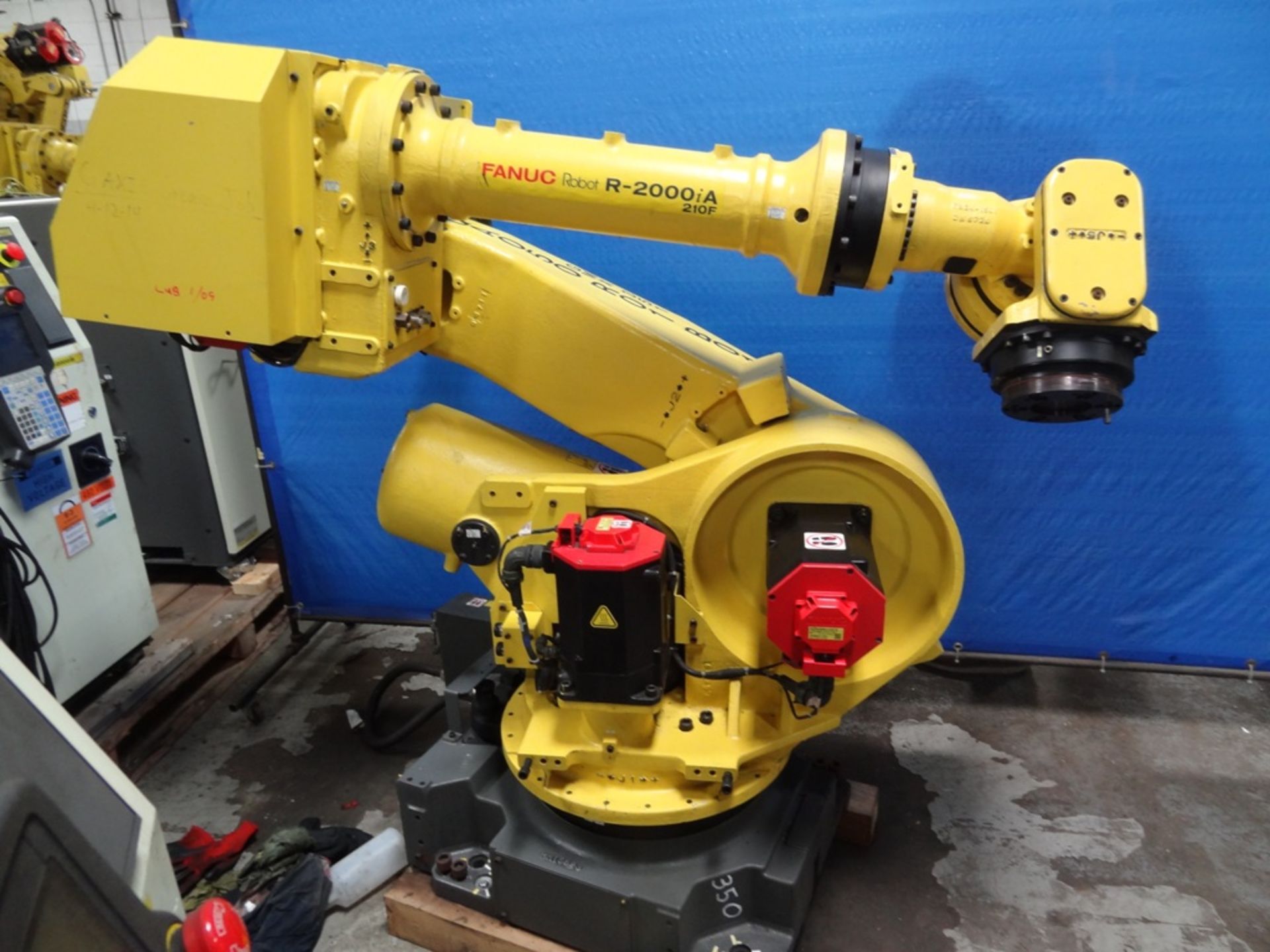 FANUC R2000iA/210F WITH R-J3iB, CABLES, SN 80215, YEAR 9/2006, HOURS 12,833 LOCATION MI.