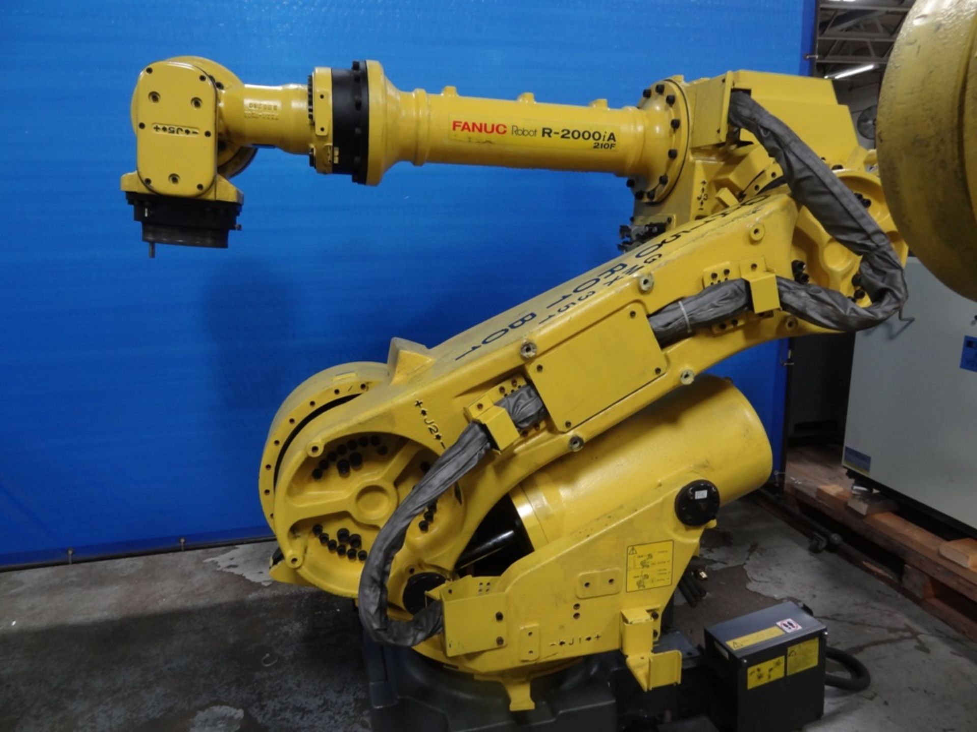 FANUC R2000iA/210F WITH R-J3iB, CABLES, TEACH PEND, SN 80242, YEAR 1/2006, HOURS 9952 LOCATION MI