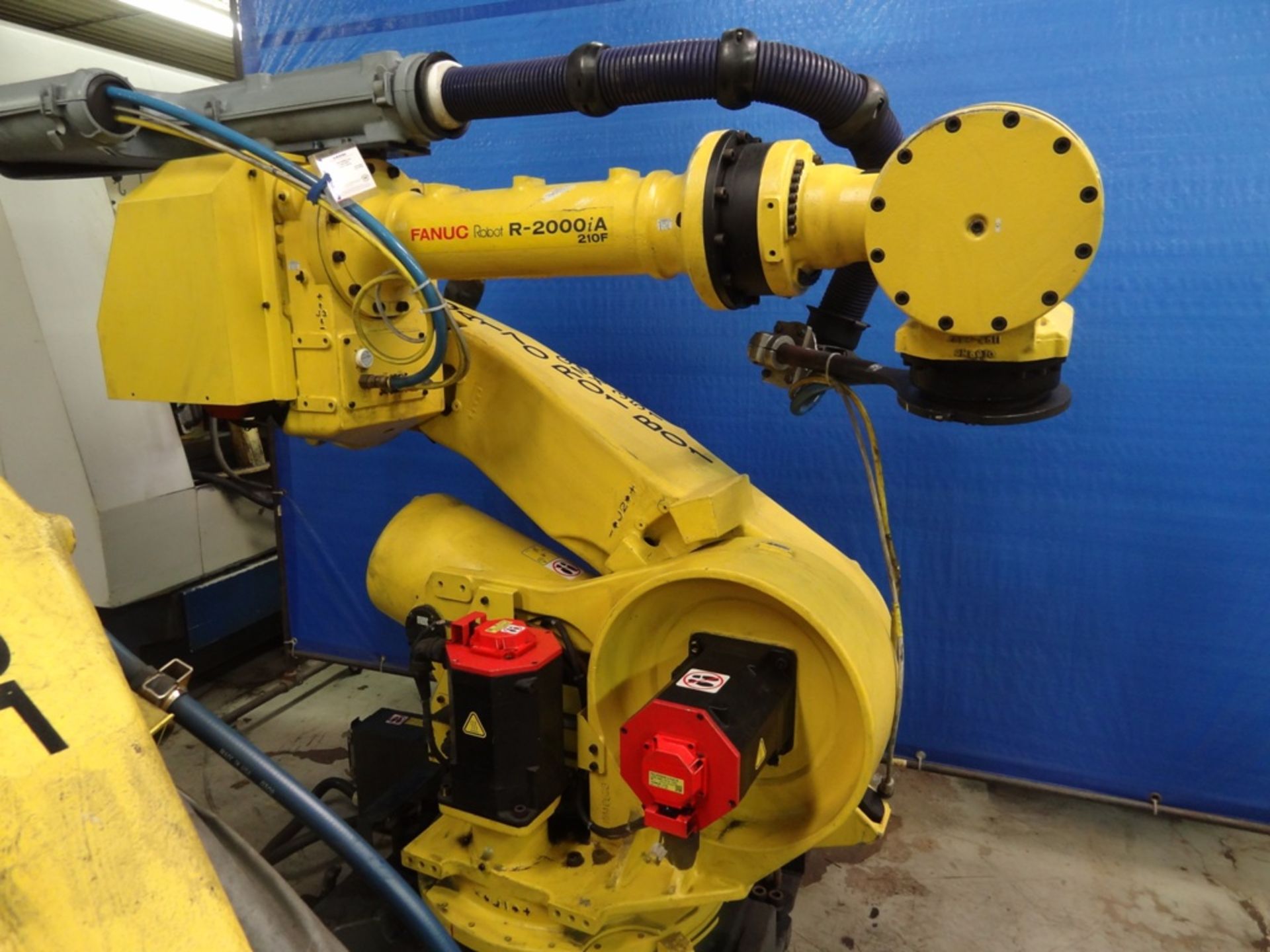 FANUC R2000iA/210F WITH R-J3iB, CABLES, TEACH PEND, SN 80230, YEAR 09/2006, HOURS 13018, LOCATION MI