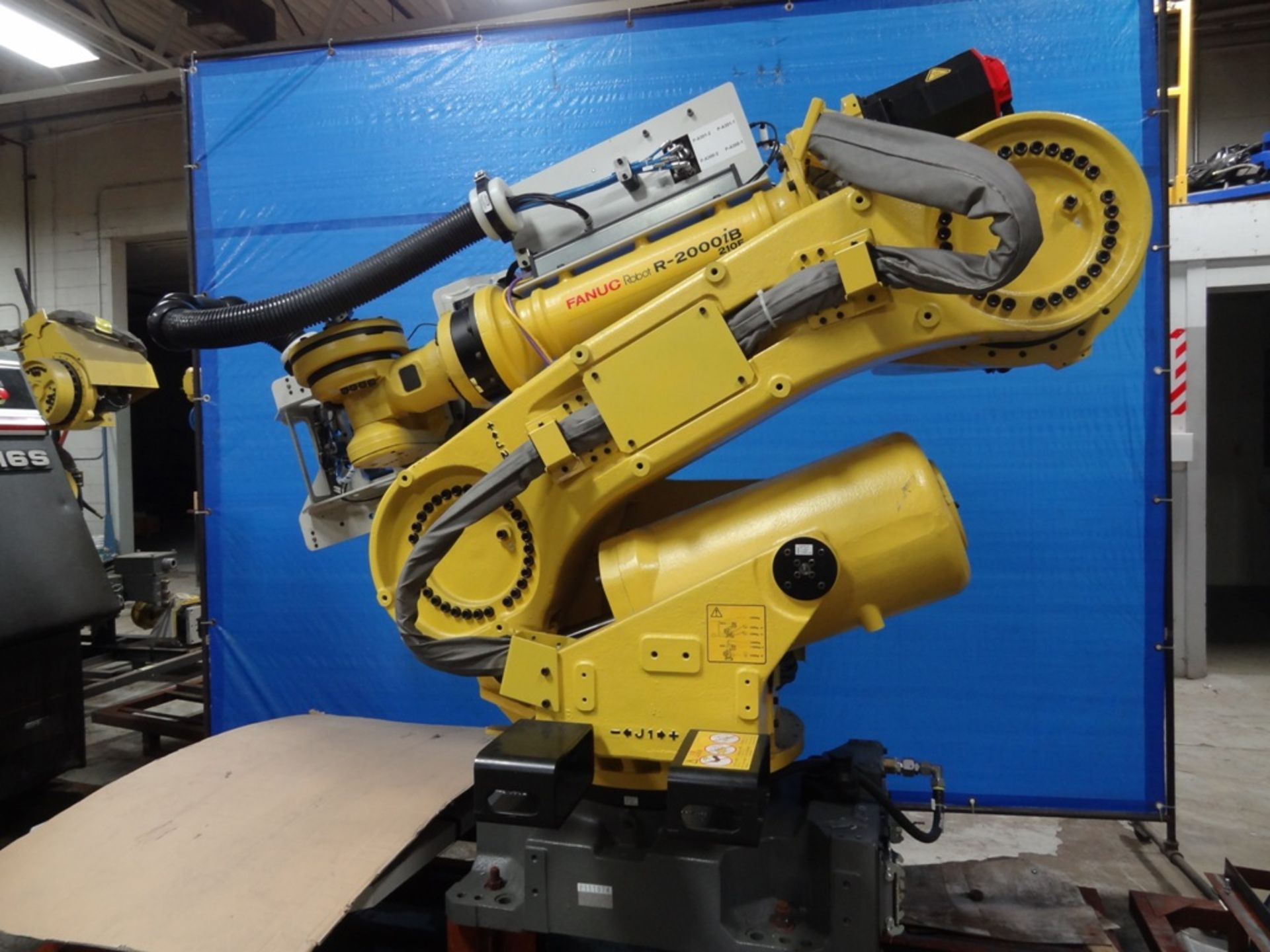 FANUC R2000iB/210F ROBOT WITH R30iA CONTROLLER, W/ VISION CONNECTIONS, SN F111074, YEAR 8/2011