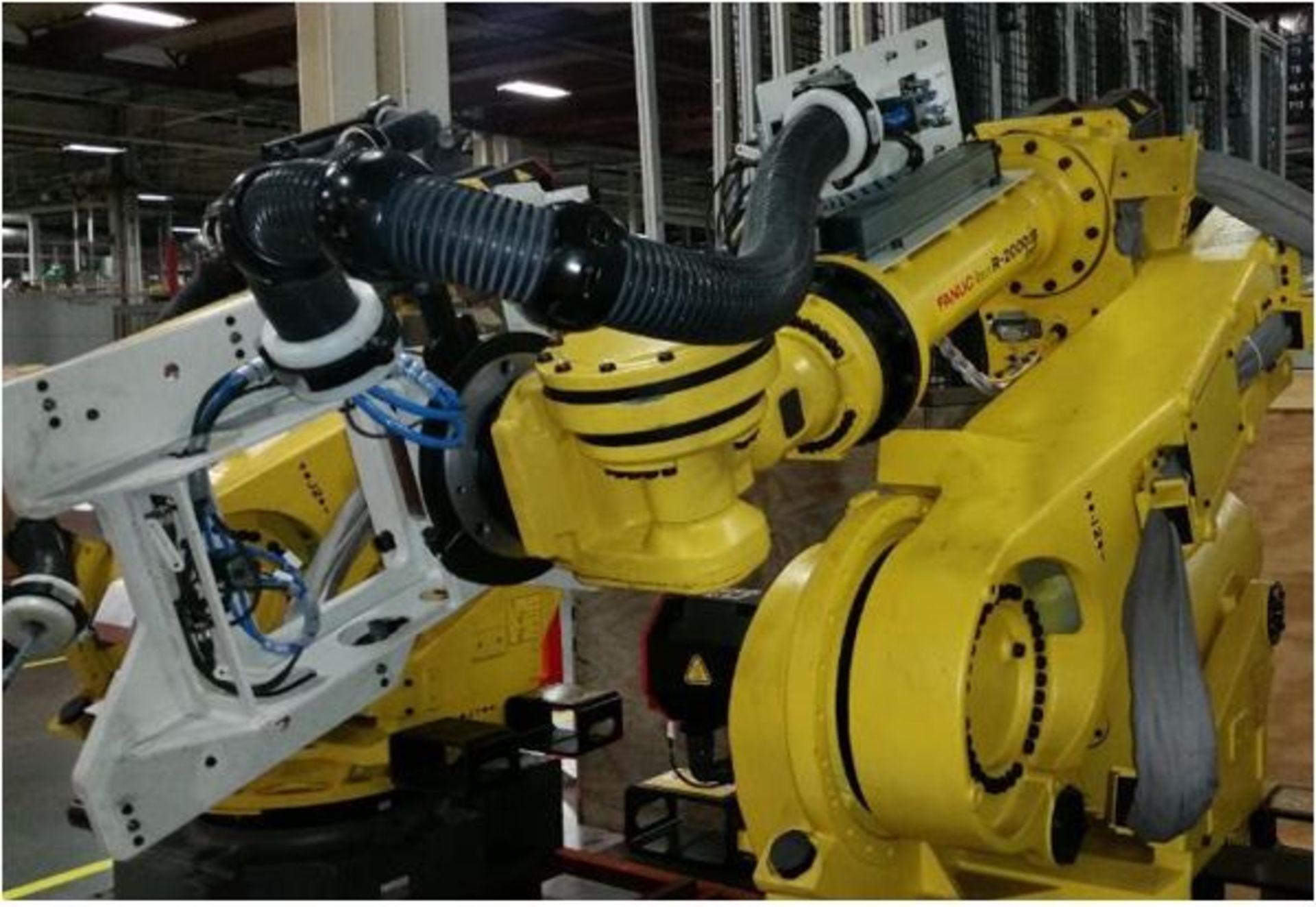 FANUC R2000iB/210F ROBOT WITH R30iA CONTROLLER, W/ VISION CONNECTIONS, SN F111074, YEAR 8/2011 - Image 2 of 8