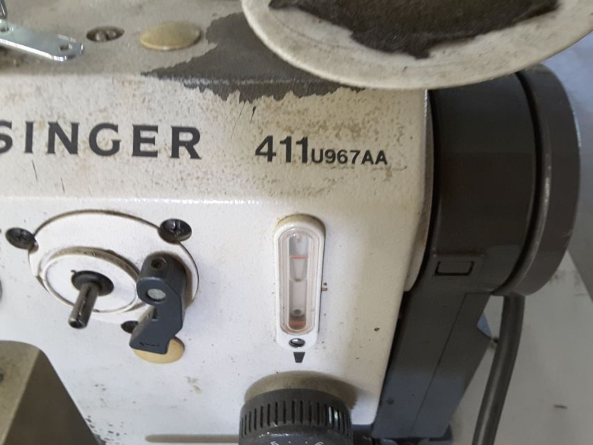 Singer Sewing Machine - Image 2 of 4