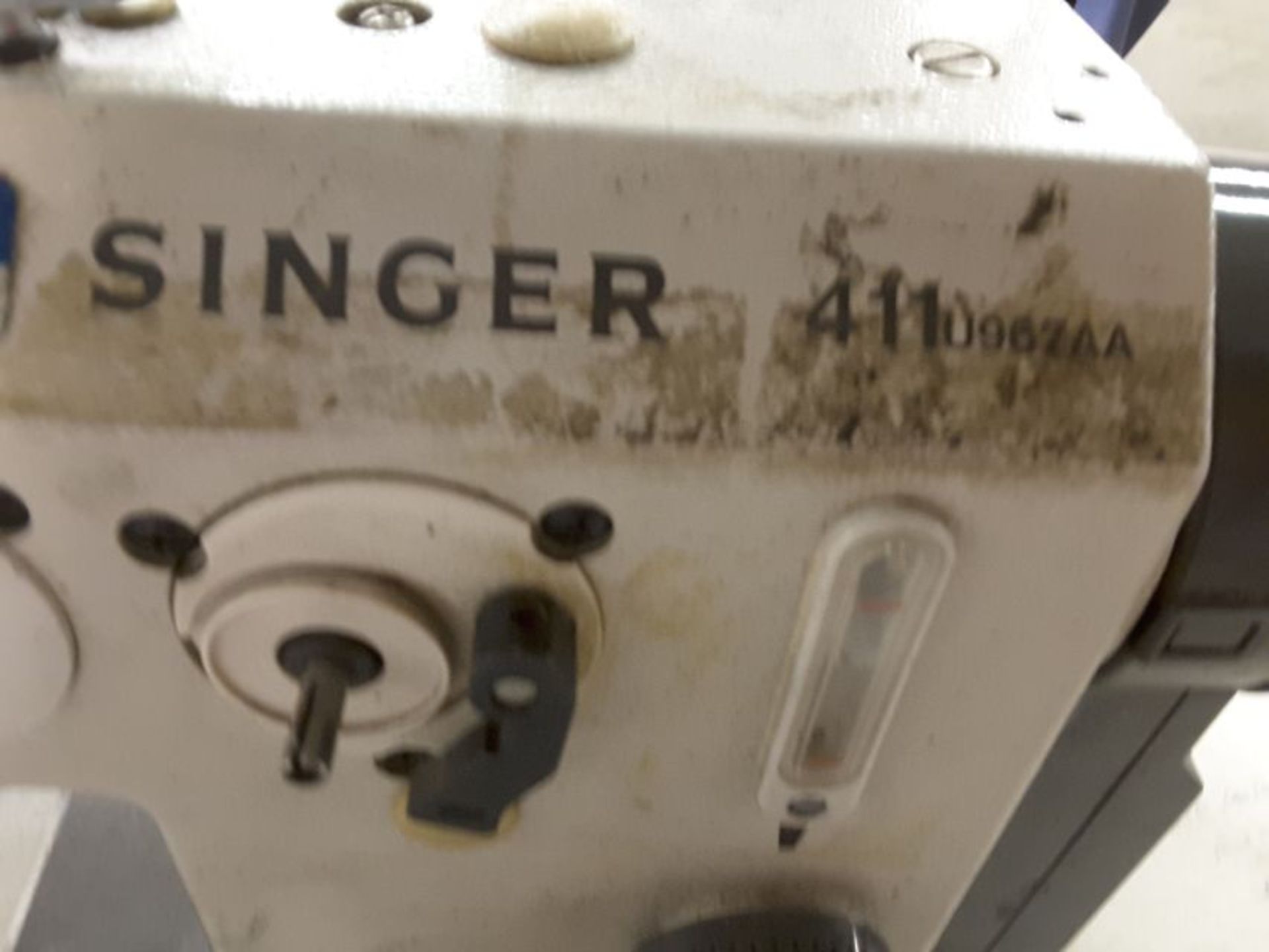 Singer Sewing Machine - Image 2 of 4