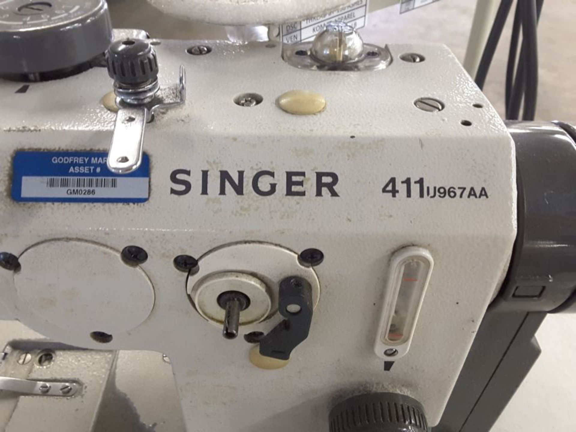 Singer Sewing Machine - Image 2 of 4