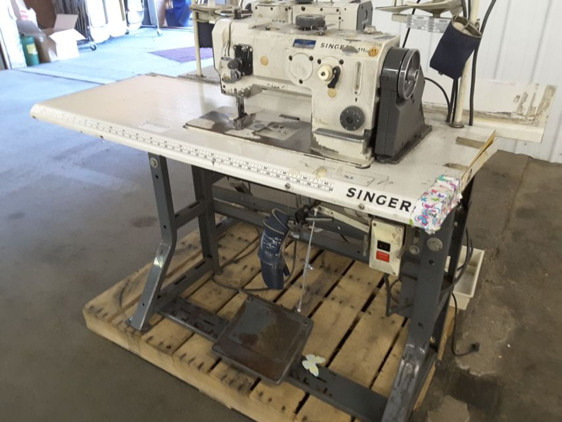 Singer Sewing Machine - Image 3 of 4