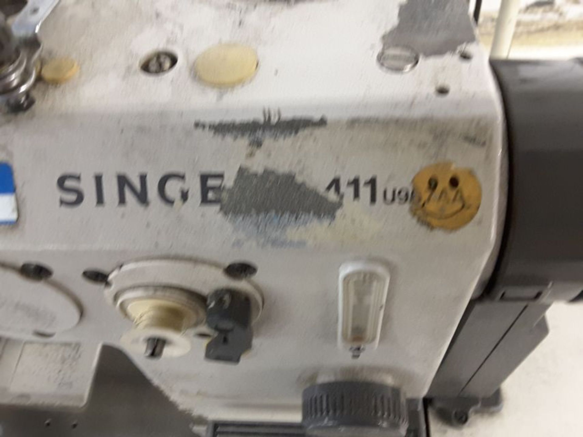 Singer Sewing Machine - Image 2 of 4