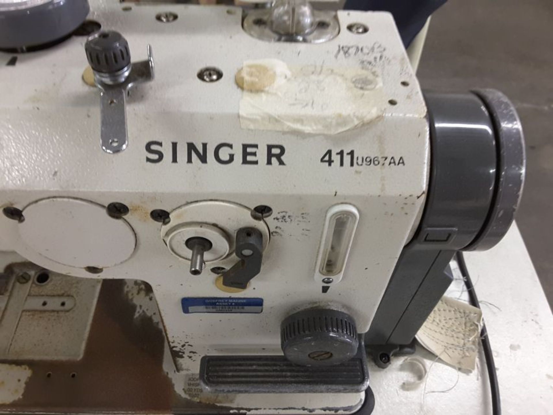 Singer Sewing Machine - Image 2 of 3