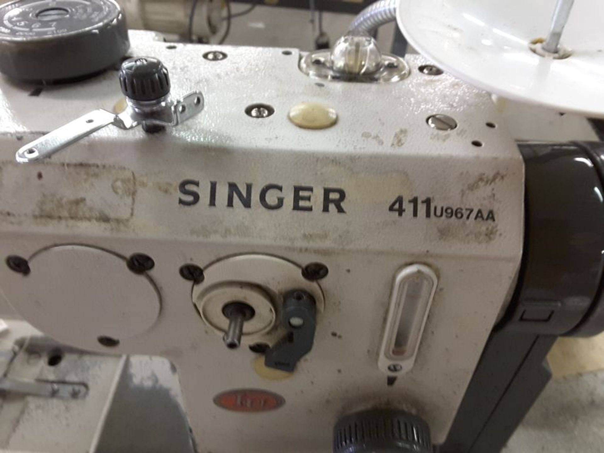 Singer Sewing Machine - Image 2 of 4