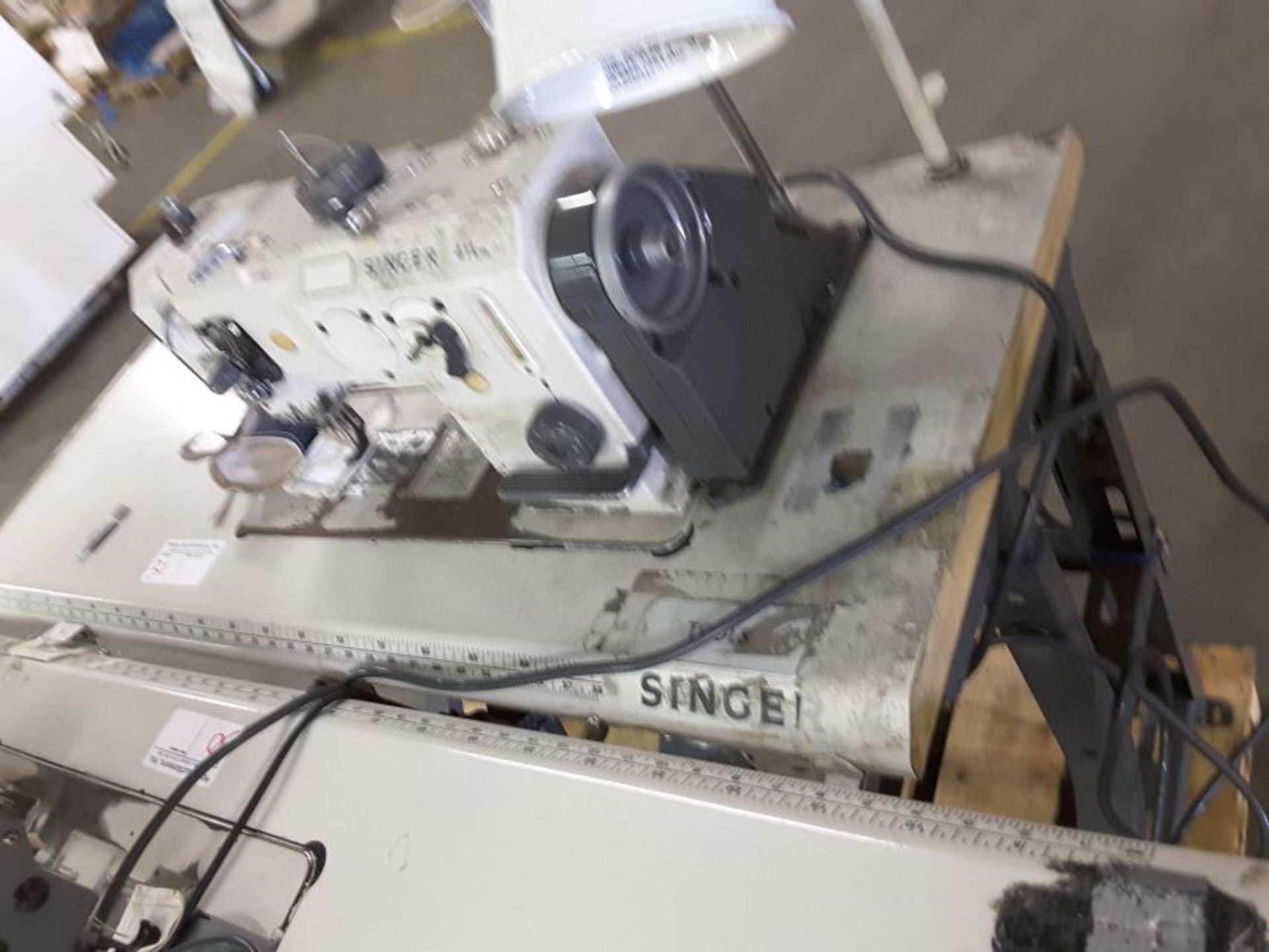 Singer Sewing Machine - Image 3 of 4