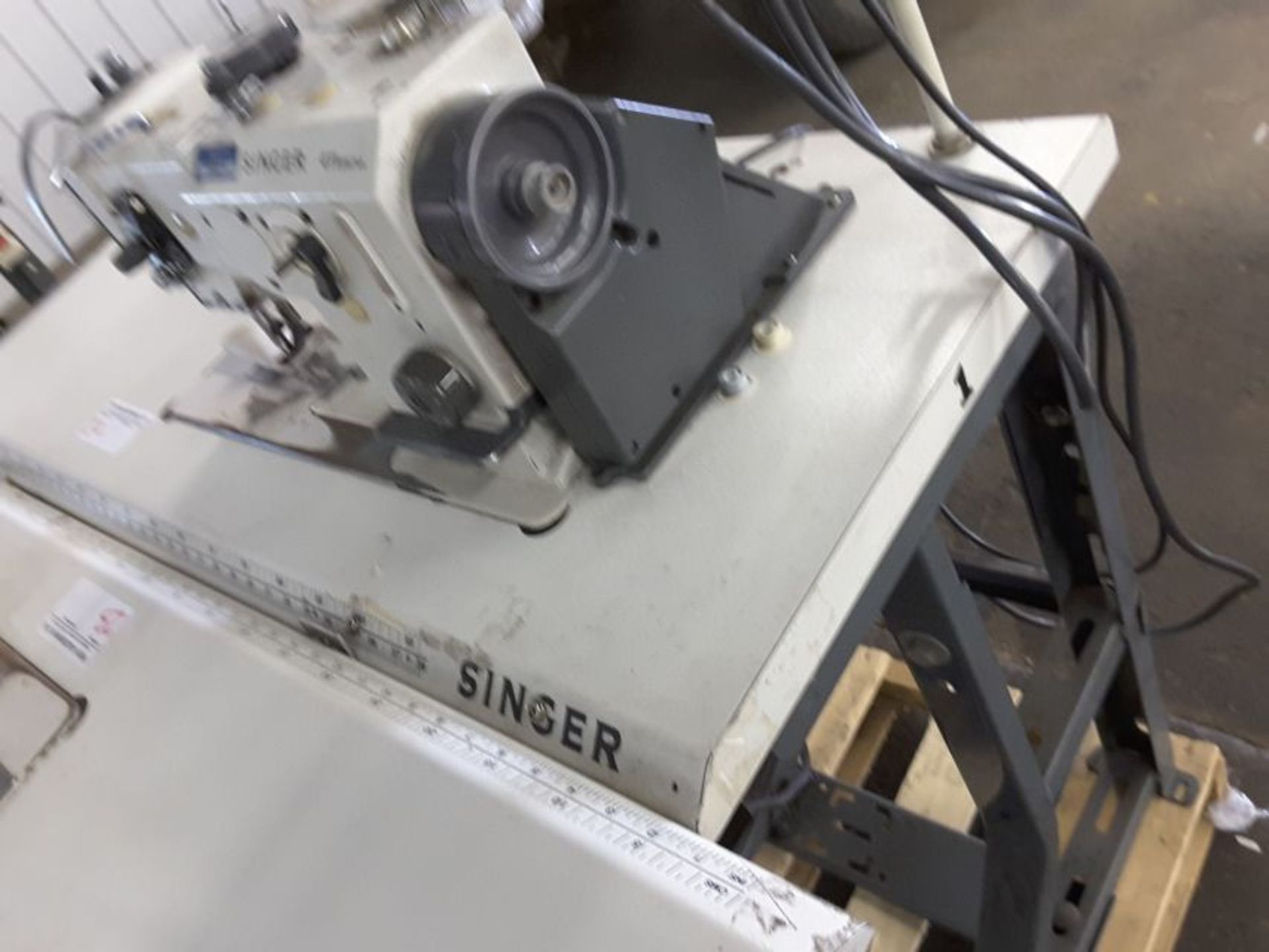 Singer Sewing Machine - Image 3 of 4