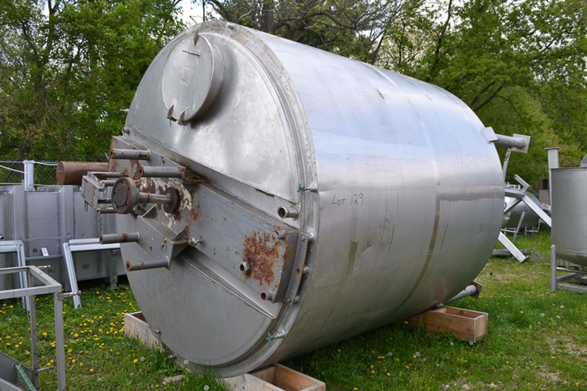 4,000 Gallon S/S Insulated Tank, Vertical, Cone Bottom, with Mild Steel Center Bridge, Welded to