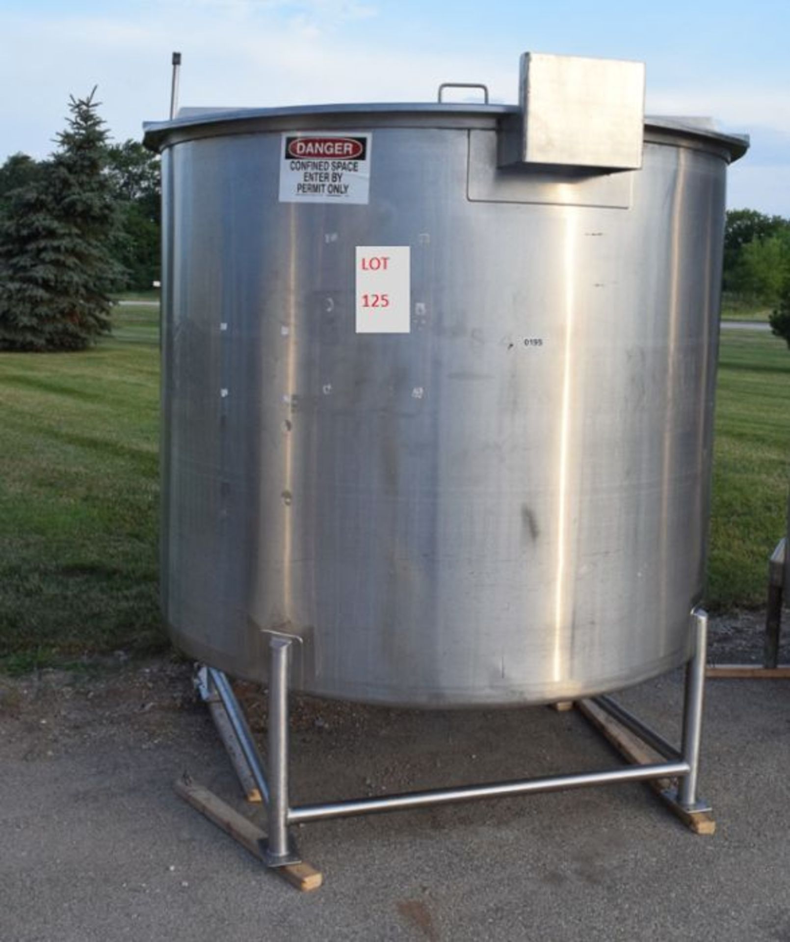 1,000 Gallon S/S Hinged-Lid Single Shell Tank, 80" High x 72" Diameter LOADING FEE: $150.00 (