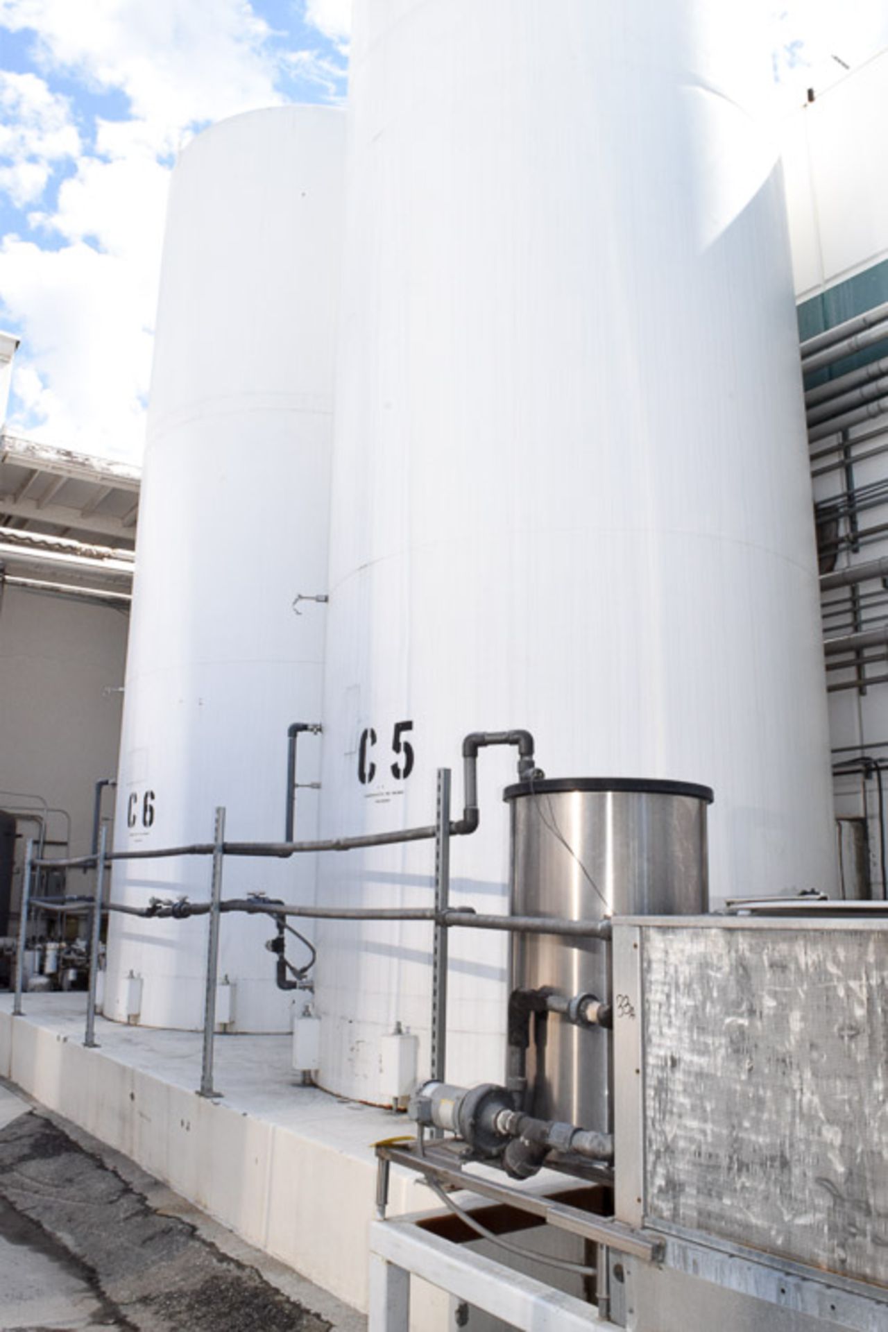 Cherry-Burrell 15,000 Gallon S/S Refrigerated Silo with Vertical Agitator and Butterfly Valves - Image 3 of 3