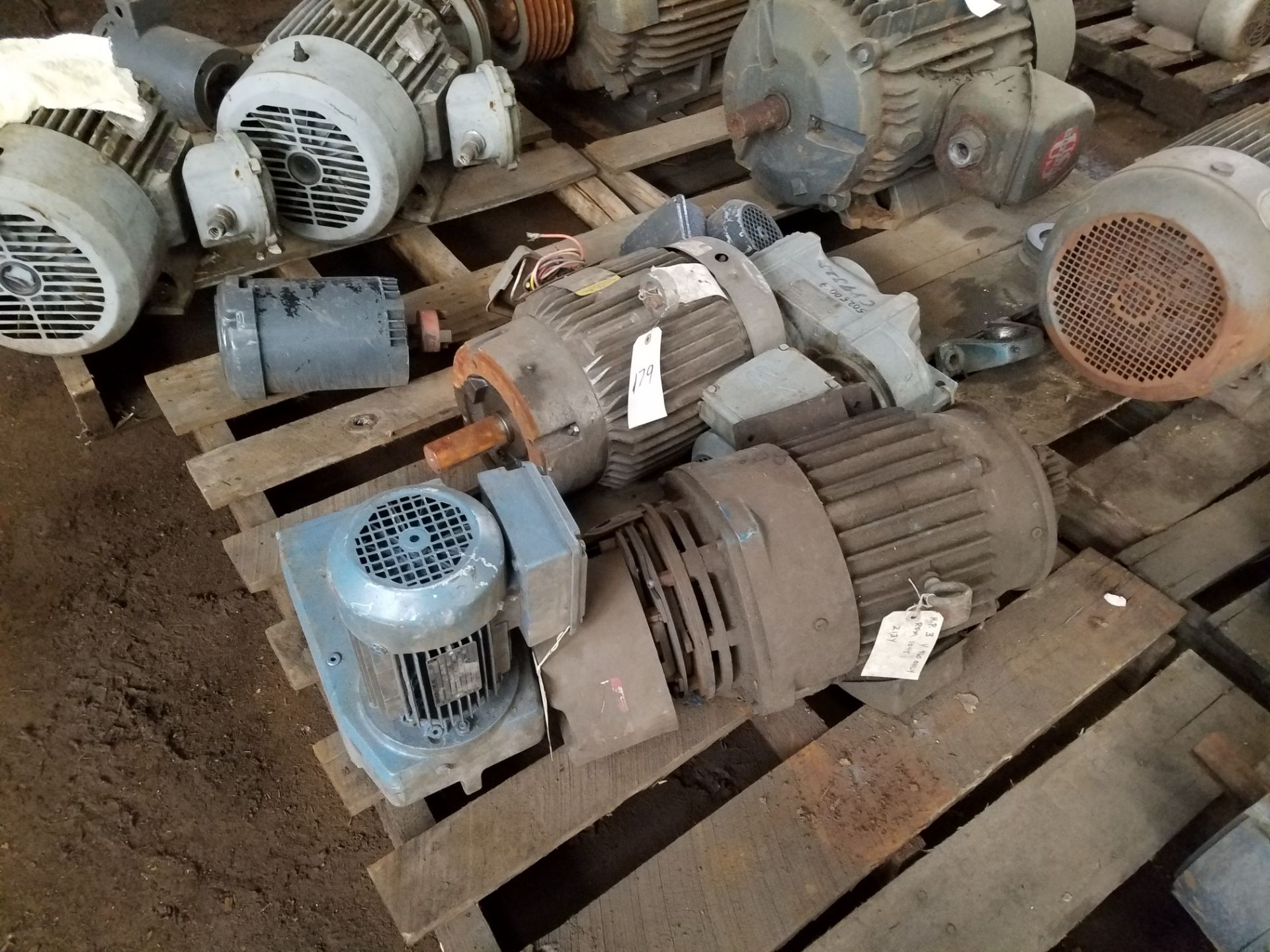 3 ELECTRIC MOTORS & 2 RIGHT ANGLE DRIVES