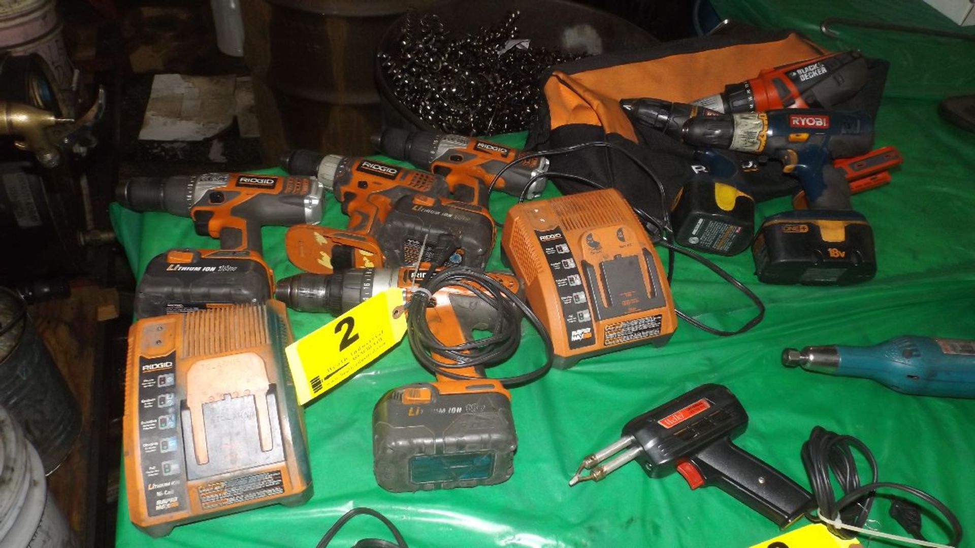 LOT (6) RIDGID 18 VOLT CORDLESS DRILLS, (3) 18 VOLT BATTERIES, (2) 18 VOLT CHARGER, AND (1) TOOL