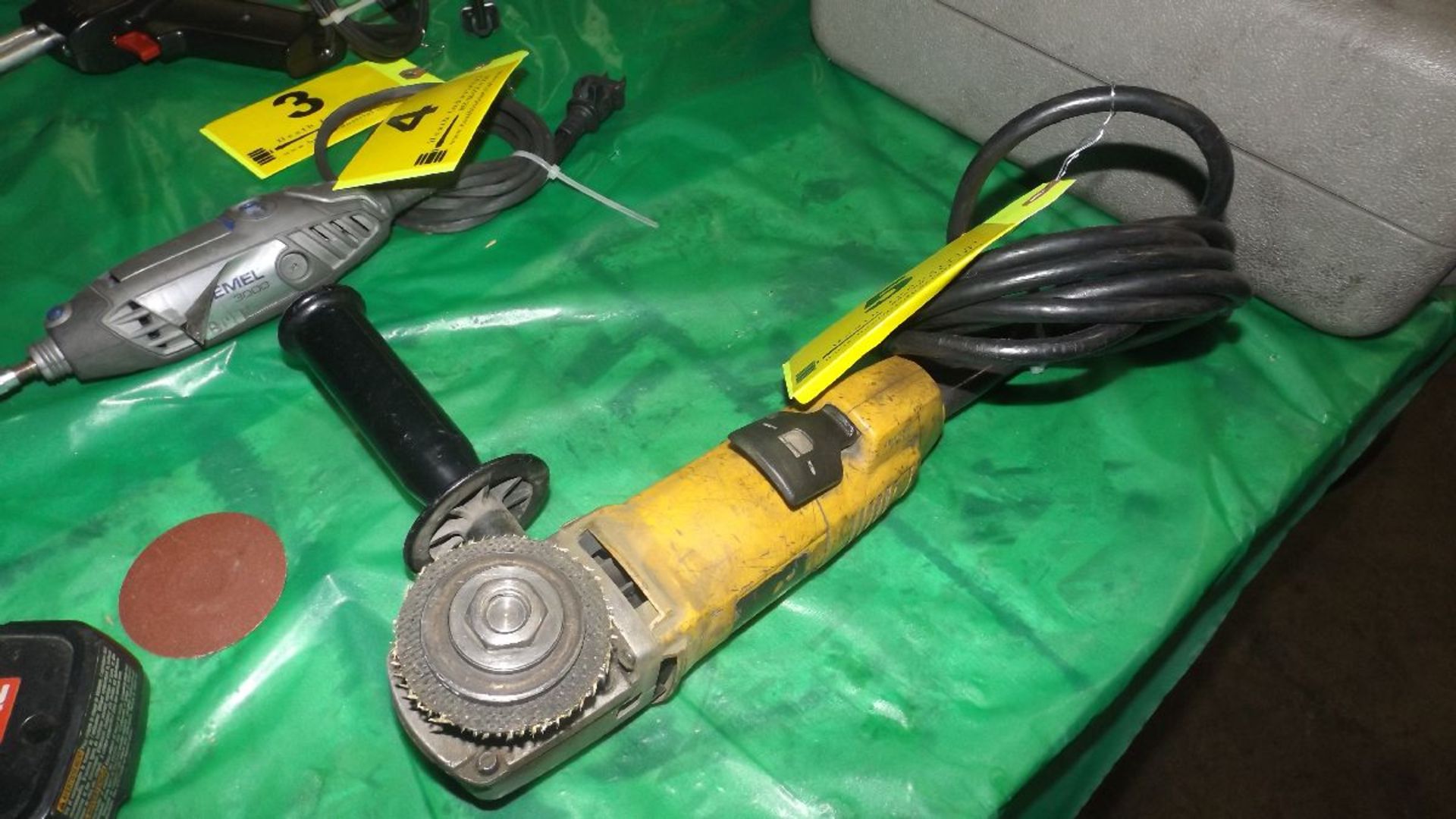 DEWALT MODEL DW402, 4 1/2'' RIGHT ANGLE GRINDER