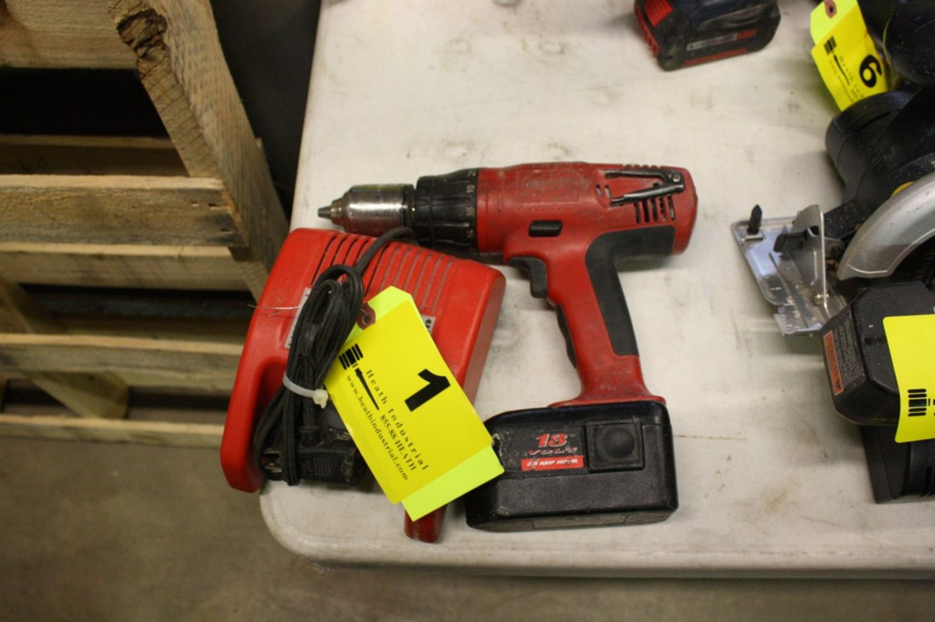 MILWAUKEE HEAVY DUTY CORDLESS VSR DRILL W/18 V BATTERY AND CHARGER