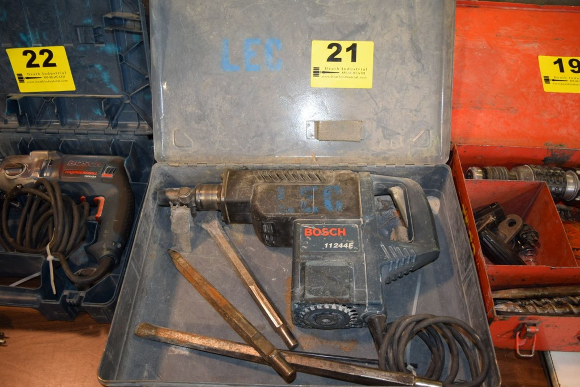 BOSCH MODEL 11244E HEAVY DUTY ELECTRIC ROTARY HAMMER W/CASE