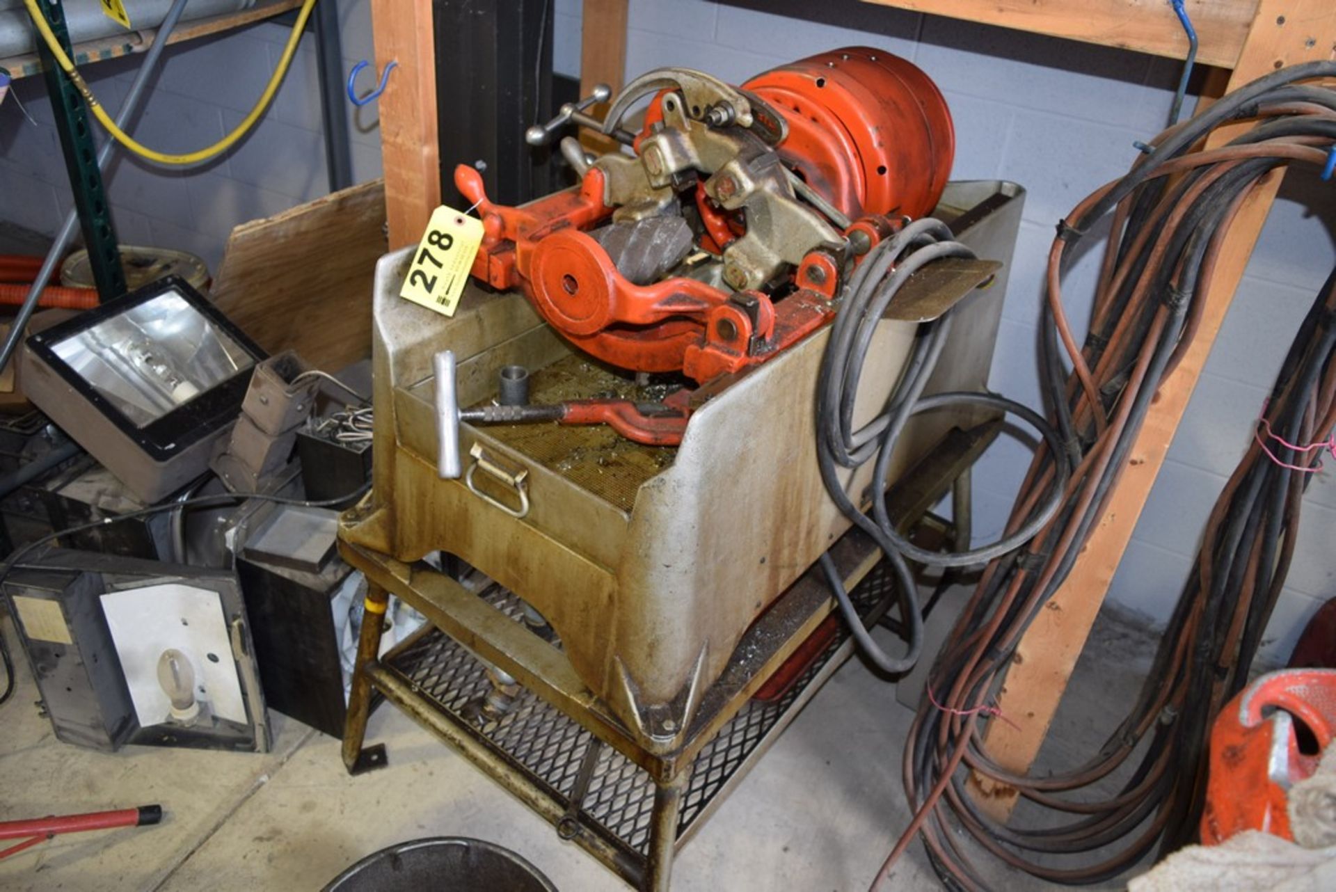 RIDGID MODEL 852 PIPE THREADING MACHINE S/N 15099 W/SPEED CHUCK, CUTTER, THREADING HEAD, REAMER