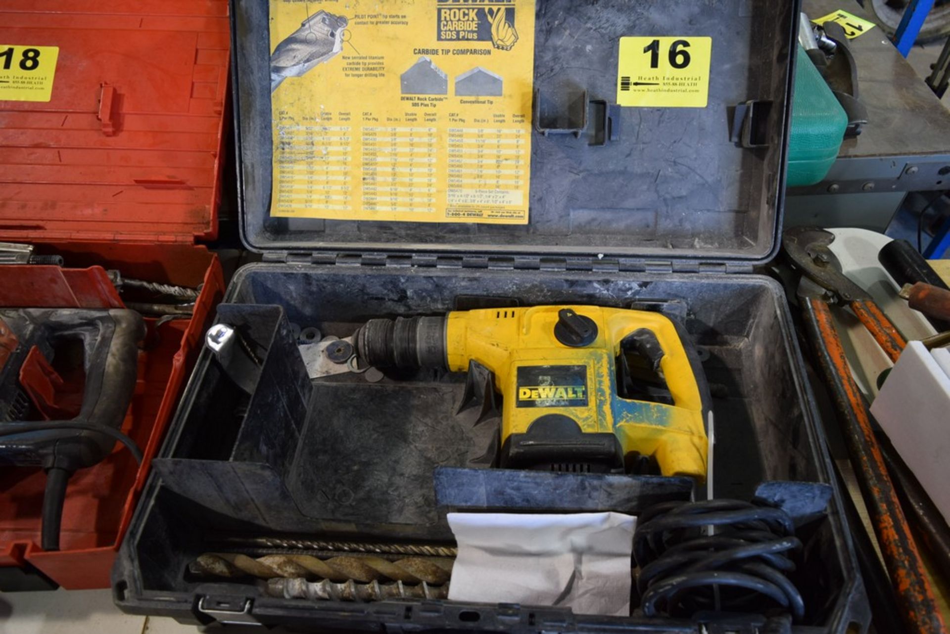 DEWALT MODEL DW568, 1 1/8'' HEAVY DUTY ELECTRIC ROTARY HAMMER W/CASE