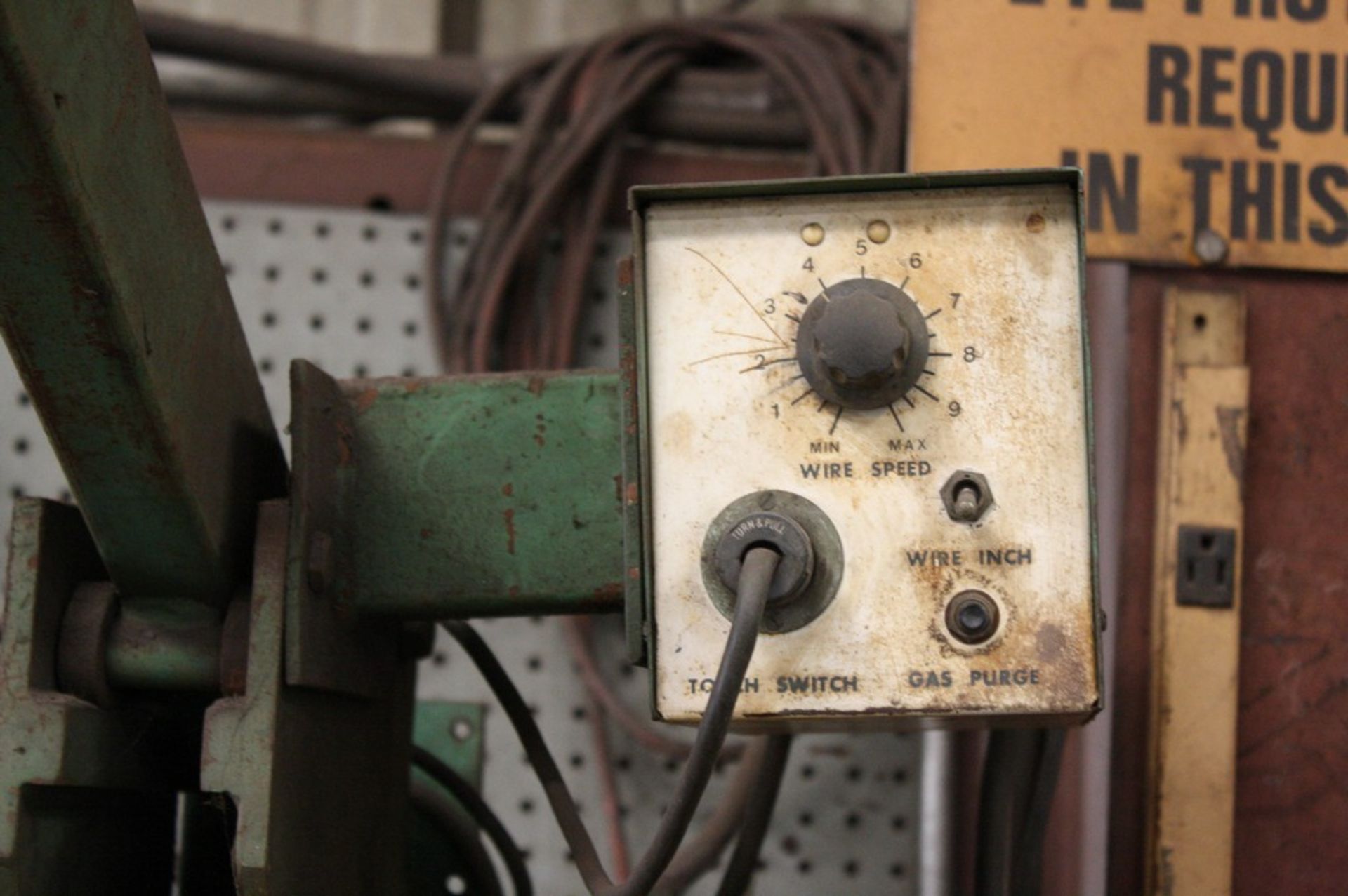 WELDING BOOM WITH WIRE FEEDER AND GUN - Image 2 of 4