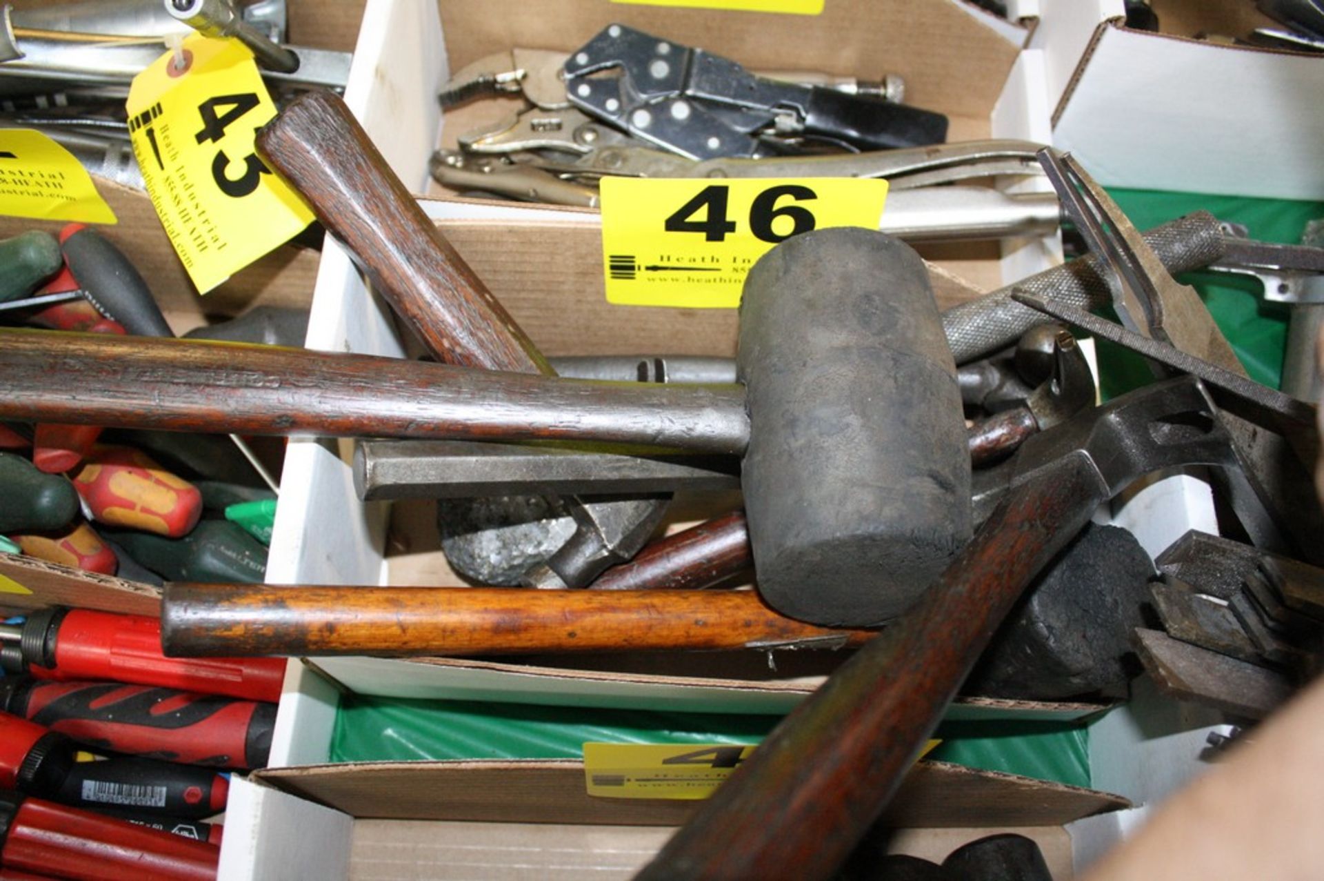 ASSORTED CLAW HAMMERS AND RUBBER MALLETS IN BOX