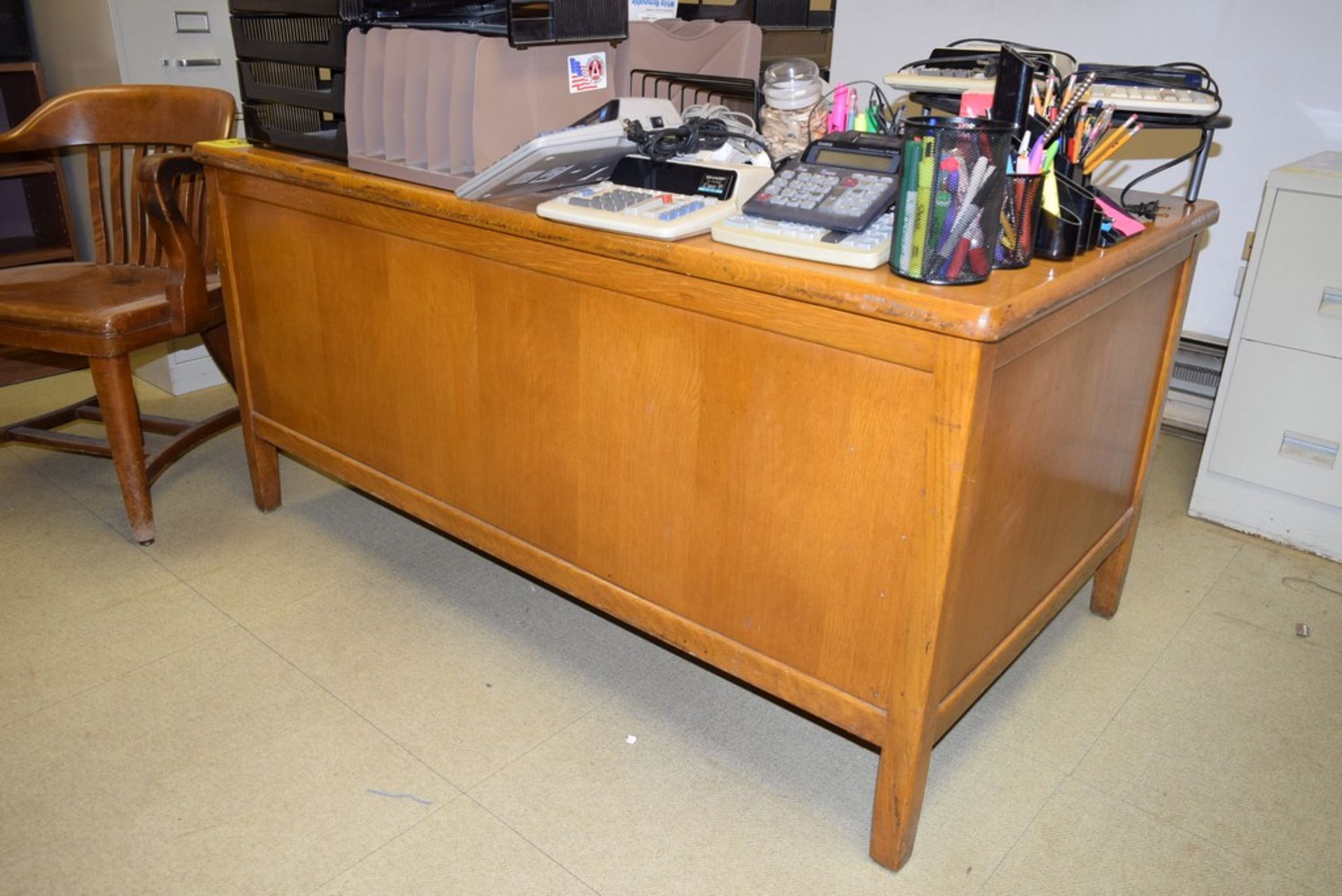 DOUBLE PEDESTAL WOOD DESK 60" X 33" X 29" WITH WOOD ARM CHAIR, 3 SHELF BOOKCASE, AND TV STAND ON - Image 2 of 3