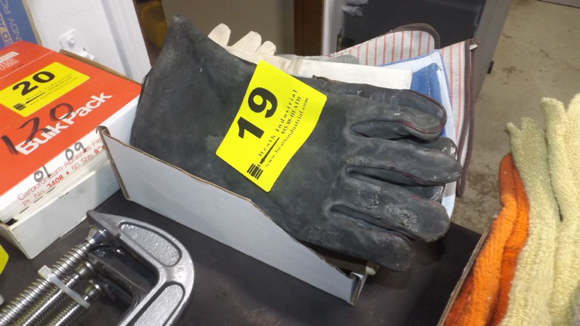 ASSORTED HEAT RESISTANT GLOVES