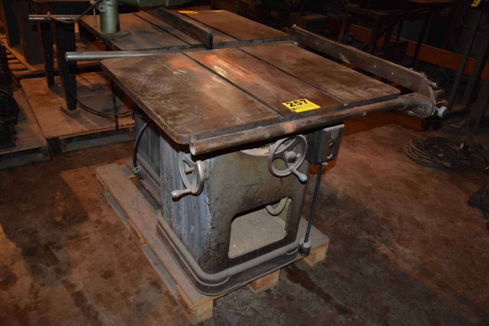 DELTA UNISAW TABLE SAW