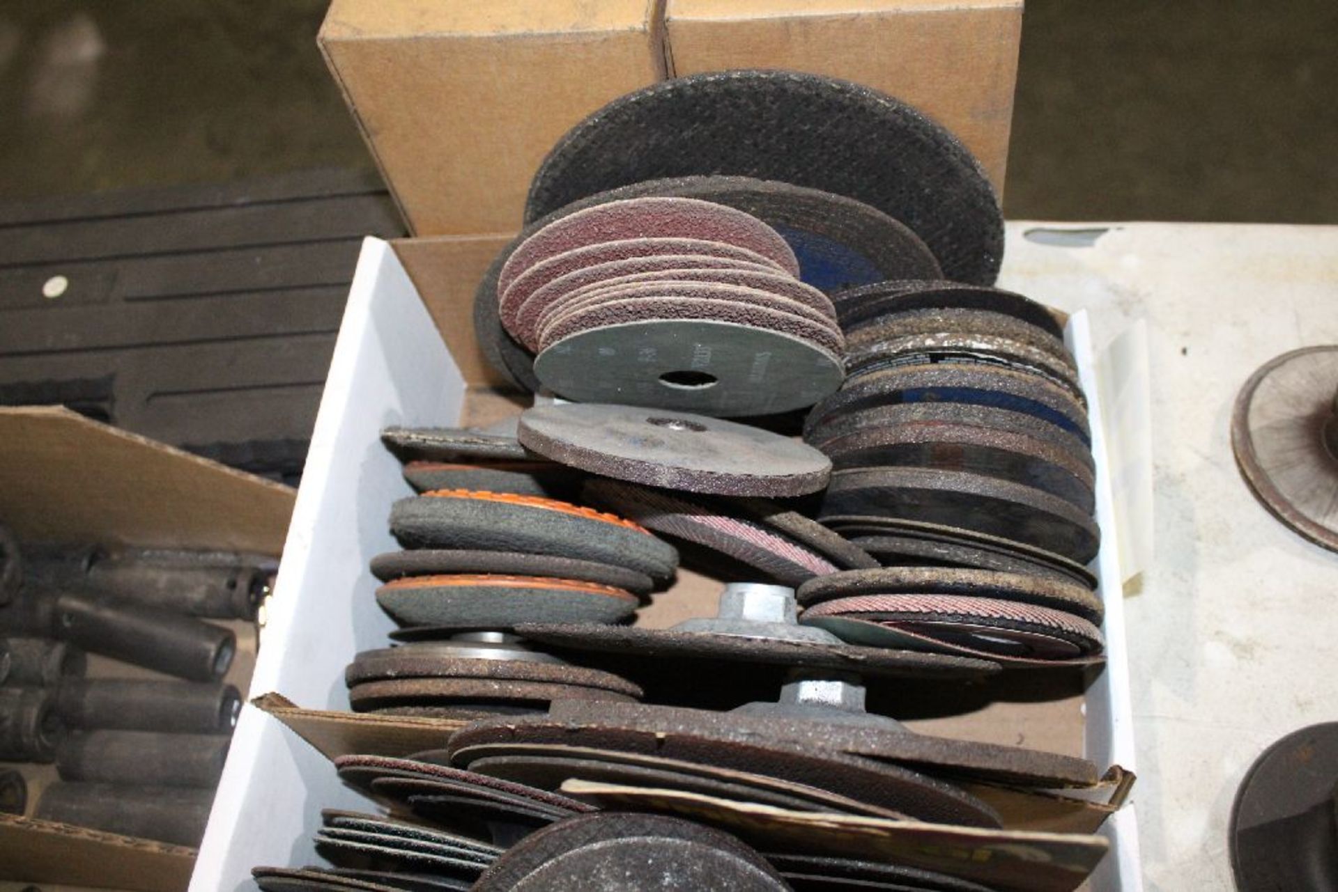 ASSORTED ABRASIVE DISCS IN BOX