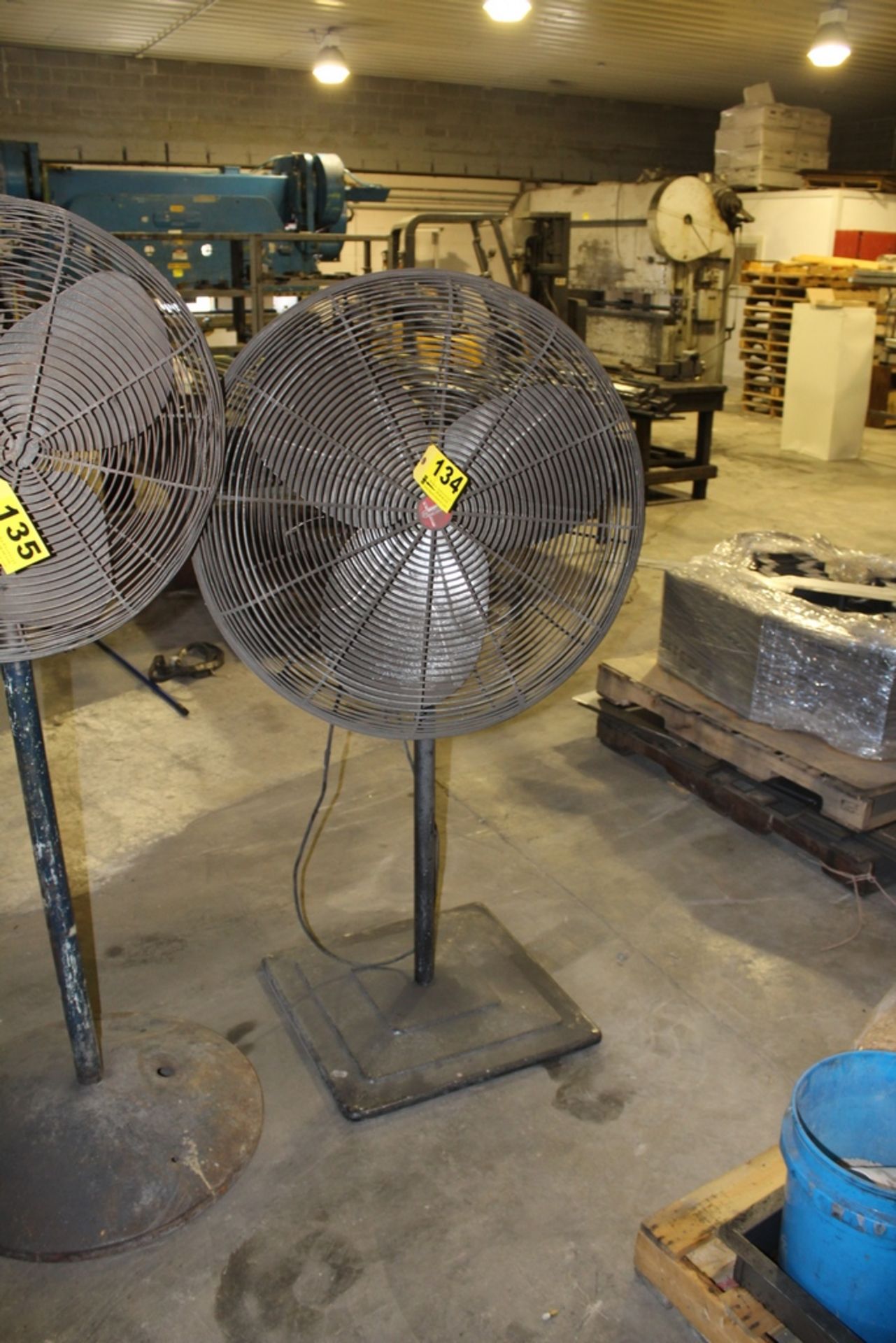 DAYTON PEDESTAL FAN