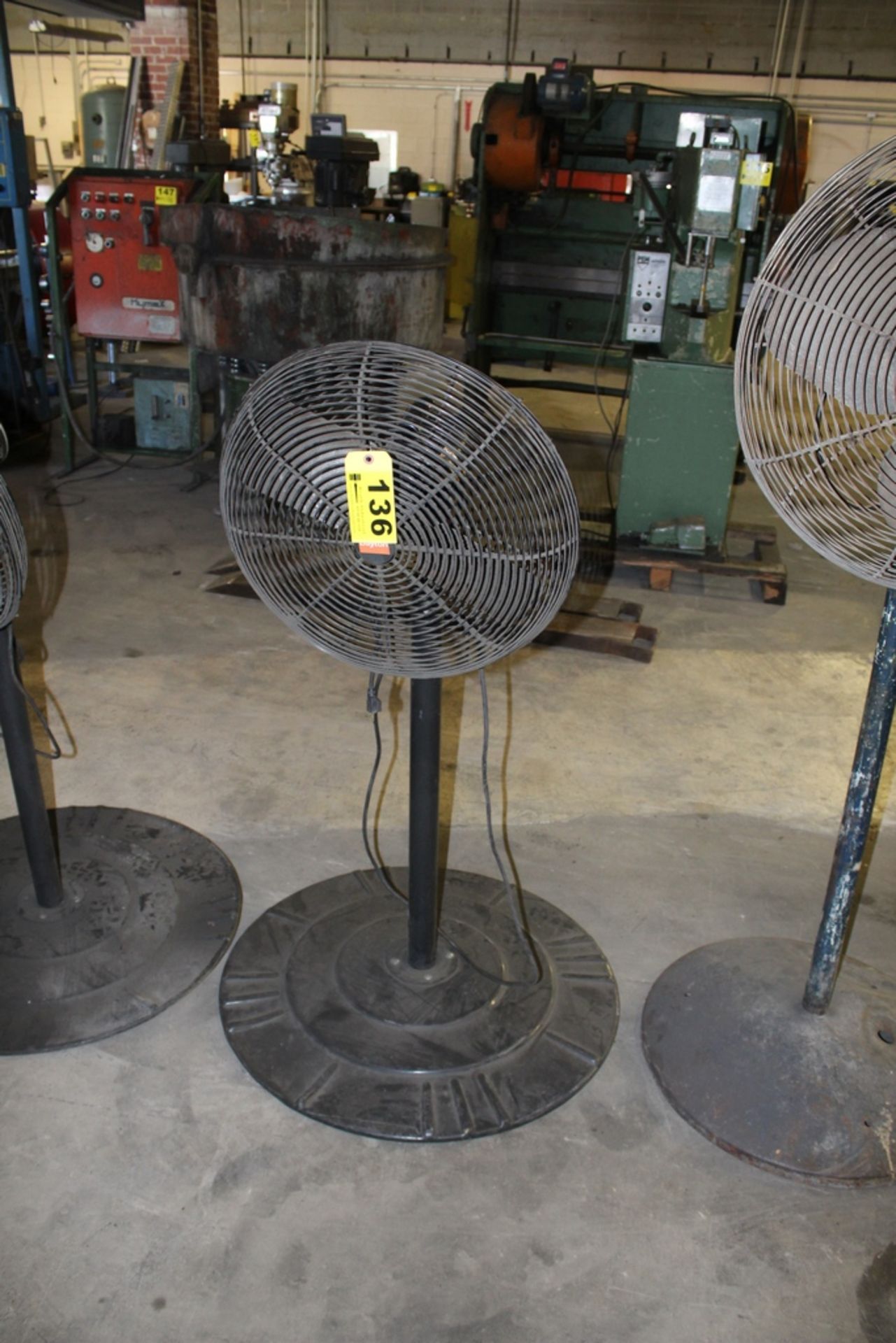 DAYTON PEDESTAL FAN