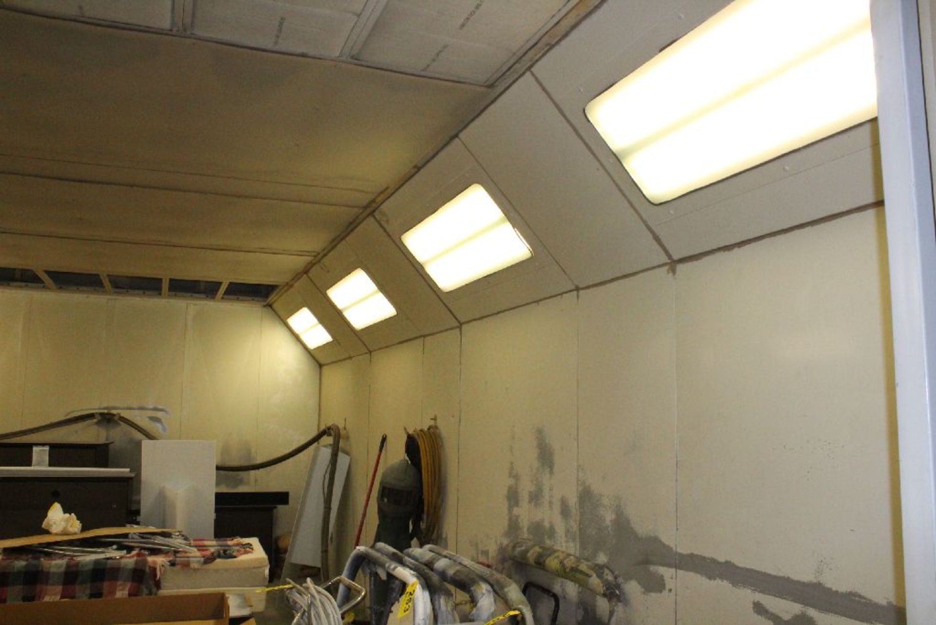 DRIVE IN PAINT BOOTH WITH INTEGRATED LIGHTING & FILTER - Image 3 of 5